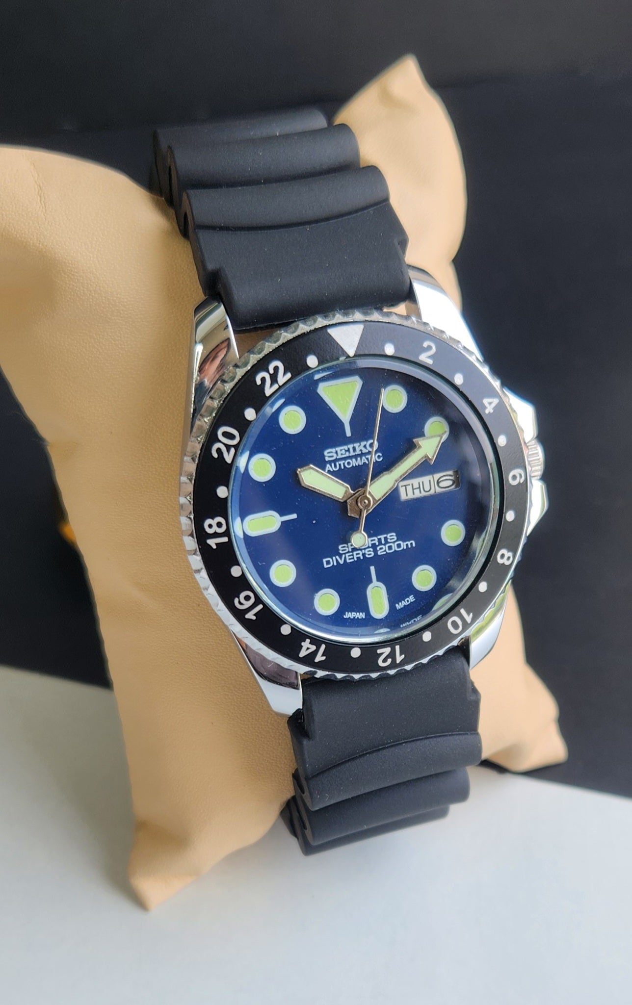 Vintage Seiko Sports Automatic Cal. 6309 17 Jewels Blue Face Black Silicone Strap Rotating Bezel Men's Wrist Watch E63