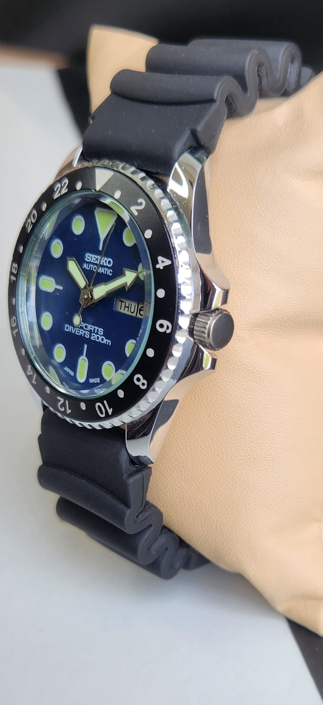 Vintage Seiko Sports Automatic Cal. 6309 17 Jewels Blue Face Black Silicone Strap Rotating Bezel Men's Wrist Watch E63