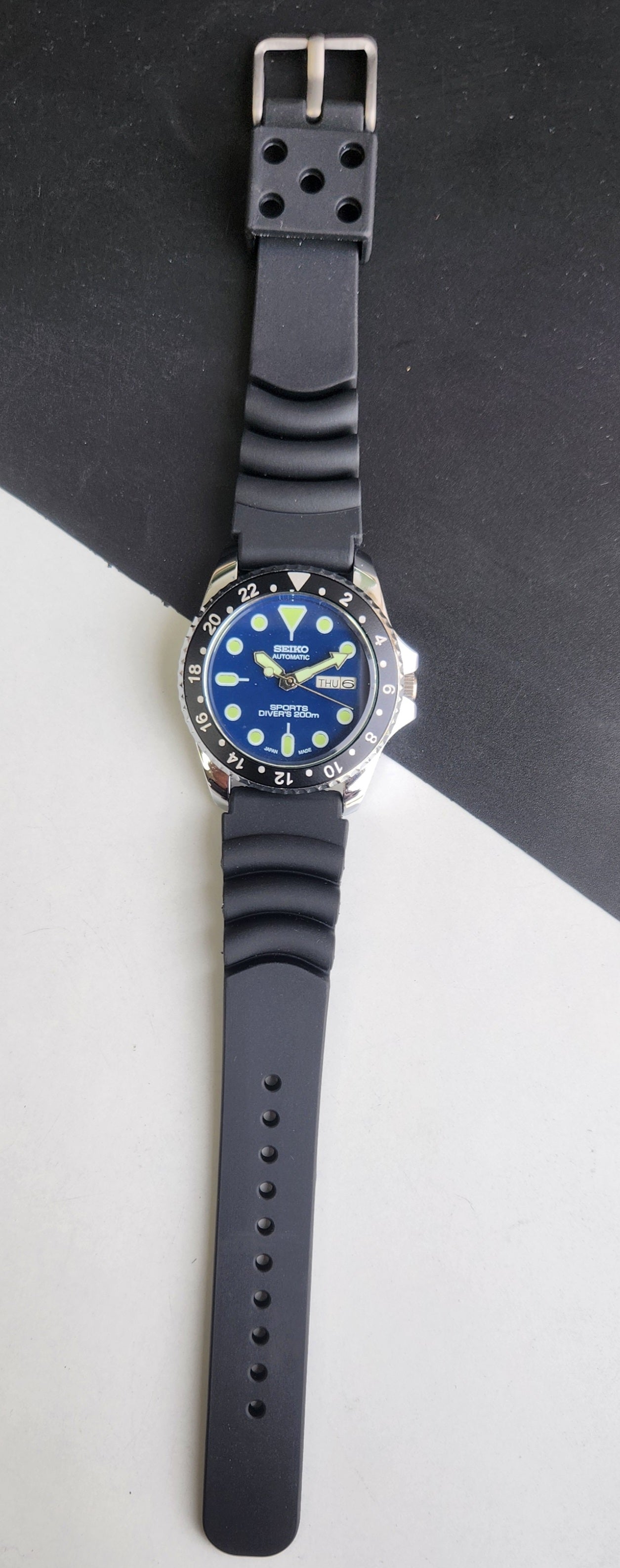 Vintage Seiko Sports Automatic Cal. 6309 17 Jewels Blue Face Black Silicone Strap Rotating Bezel Men's Wrist Watch E63