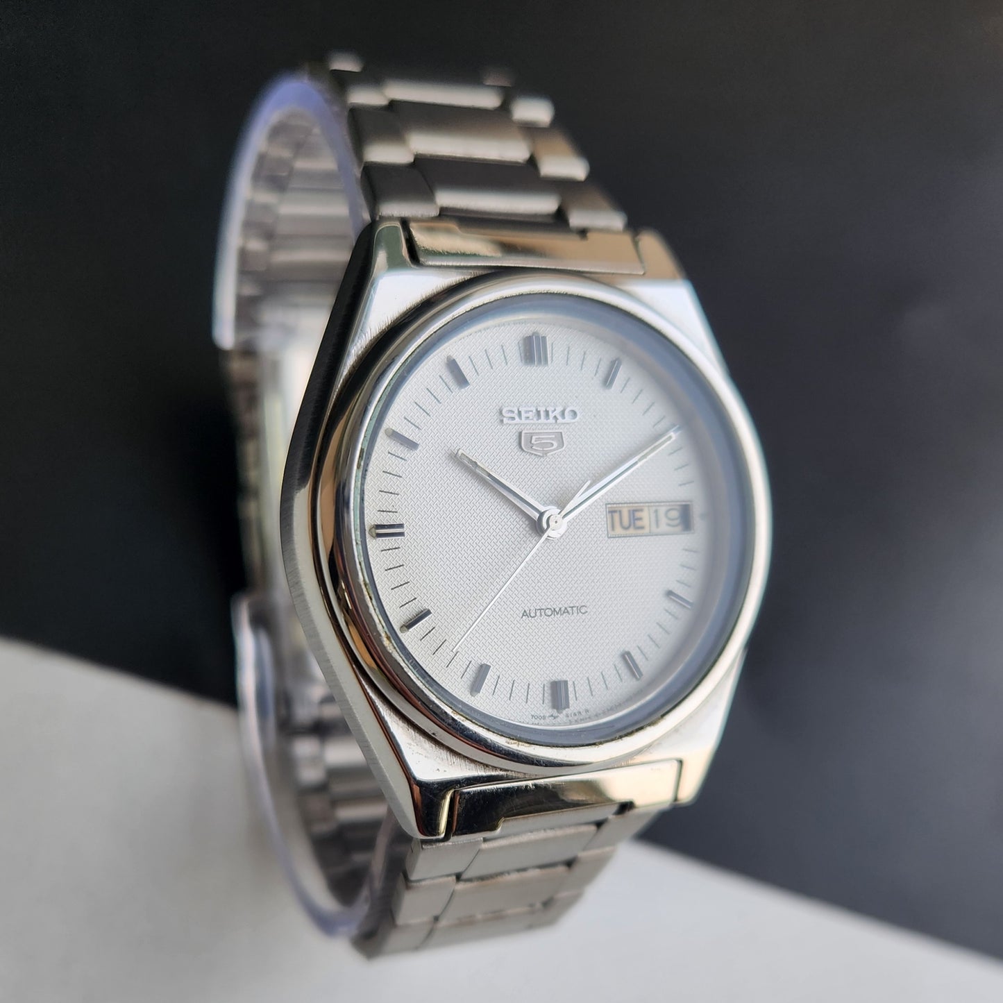 Vintage 1977 Original Seiko 5 Automatic 7009-3070 White Face 17 Jewels Day-Date Japanese Men's Wrist Watch EG02