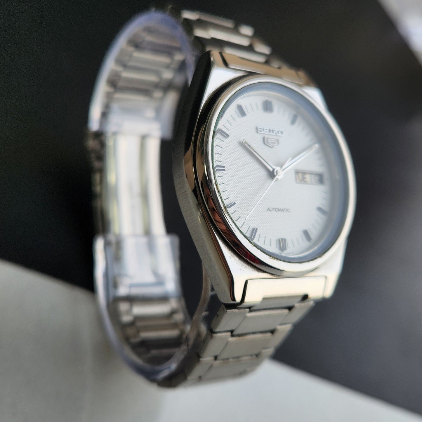 Vintage 1977 Original Seiko 5 Automatic 7009-3070 White Face 17 Jewels Day-Date Japanese Men's Wrist Watch EG02