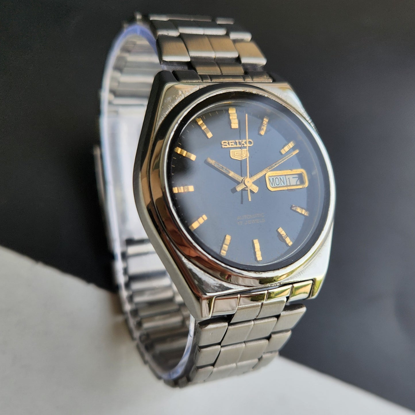 Vintage 1976 Original Seiko 5 Automatic 7009-3040 Black Face 17 Jewels Day-Date Japanese Men's Wrist Watch EG16