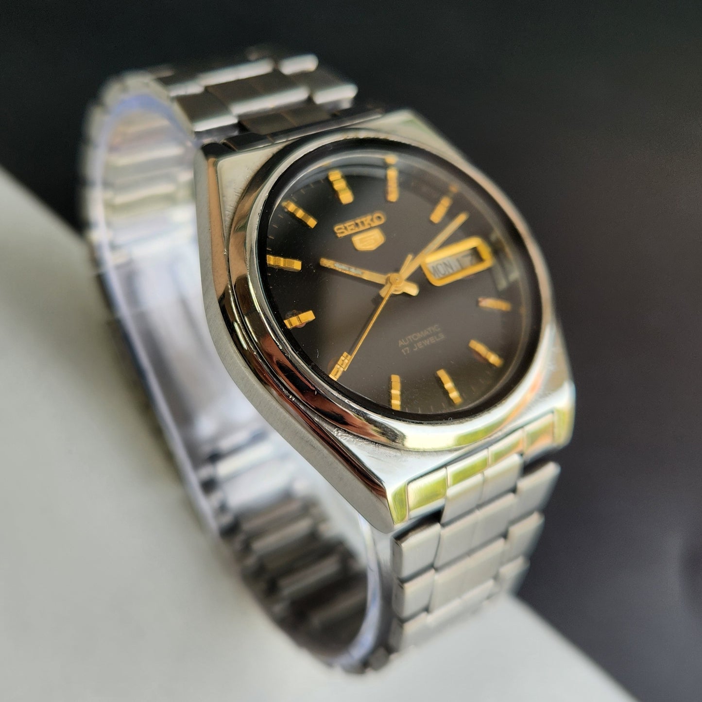 Vintage 1976 Original Seiko 5 Automatic 7009-3040 Black Face 17 Jewels Day-Date Japanese Men's Wrist Watch EG16
