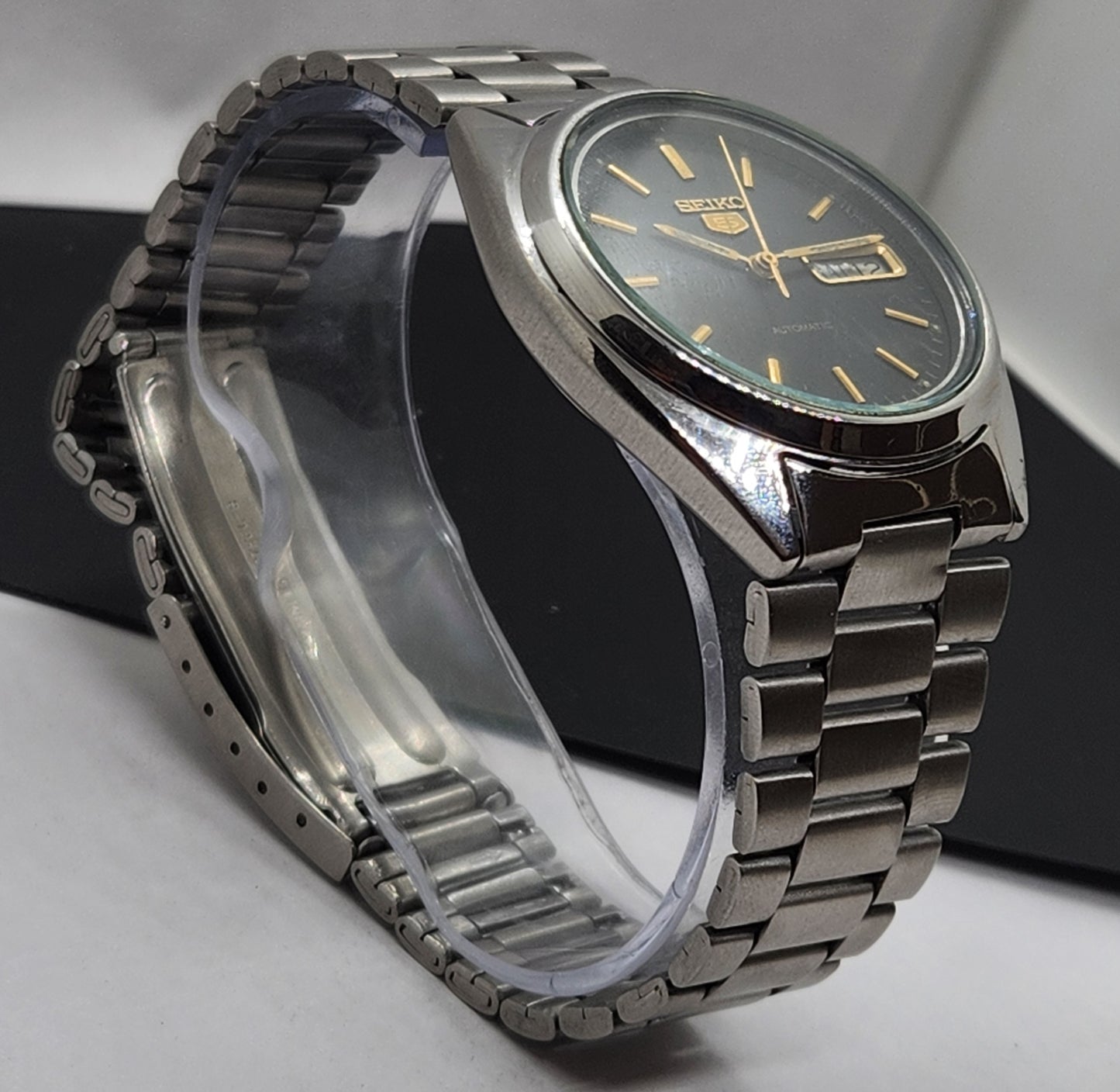 Vintage 1985 Original Seiko 5 Automatic 7009-3041 Black Face 17 Jewels Day-Date Japanese Men's Wrist Watch EG74