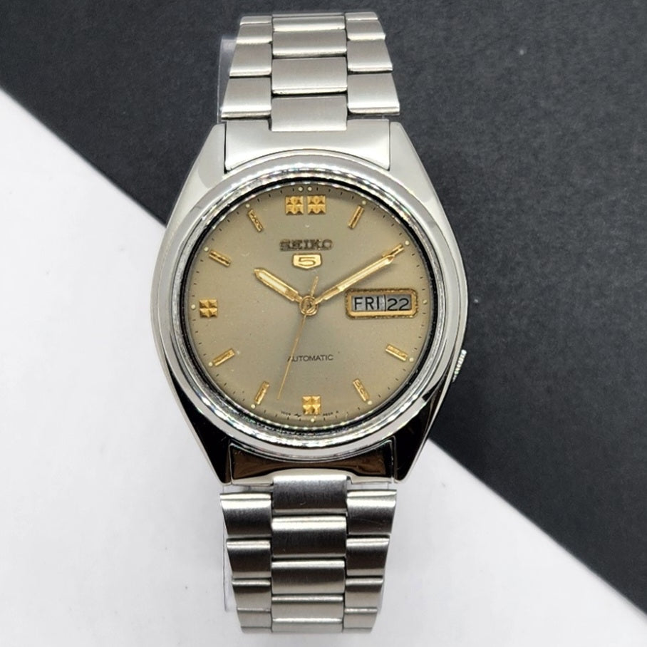 Vintage 1982 Original Seiko 5 Automatic 7009-3040 Grey Face 17 Jewels Day-Date Japanese Men's Wrist Watch EG75