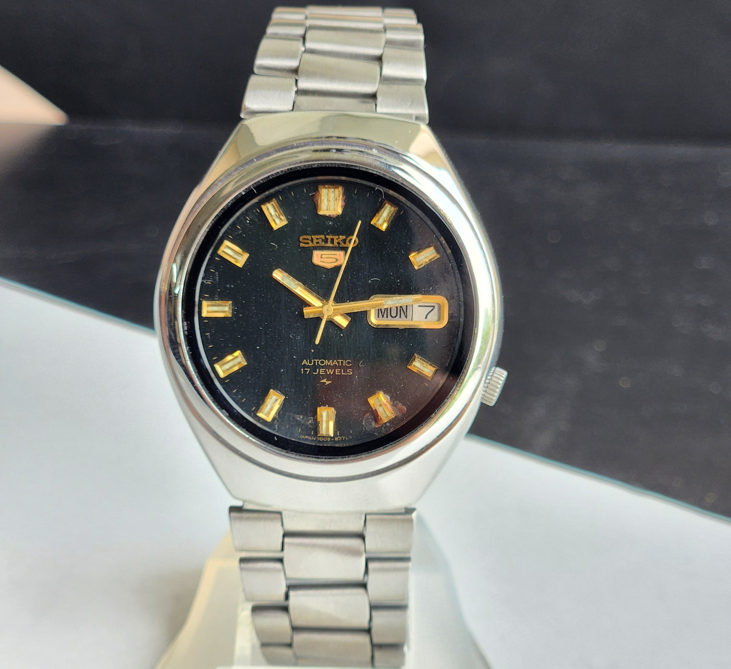 Vintage 1985 Original Seiko 5 Automatic 7009-8330 Black Face 17 Jewels Day-Date Japanese Men's Wrist Watch EG77