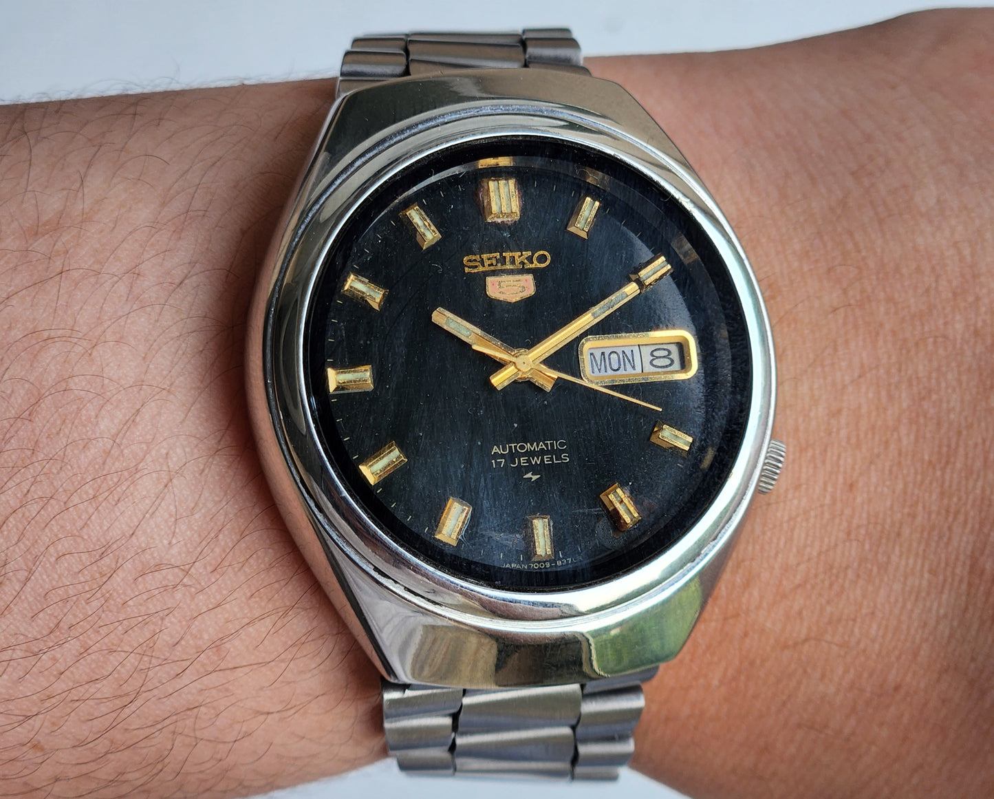 Vintage 1985 Original Seiko 5 Automatic 7009-8330 Black Face 17 Jewels Day-Date Japanese Men's Wrist Watch EG77
