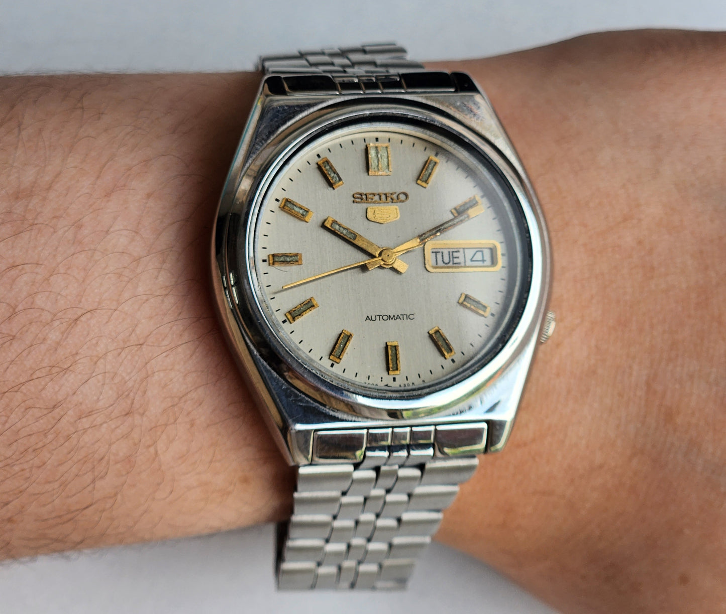 Vintage 1981 Original Seiko 5 Automatic 7009-3161 Grey Face 21 Jewels Day-Date Japanese Men's Wrist Watch EG83