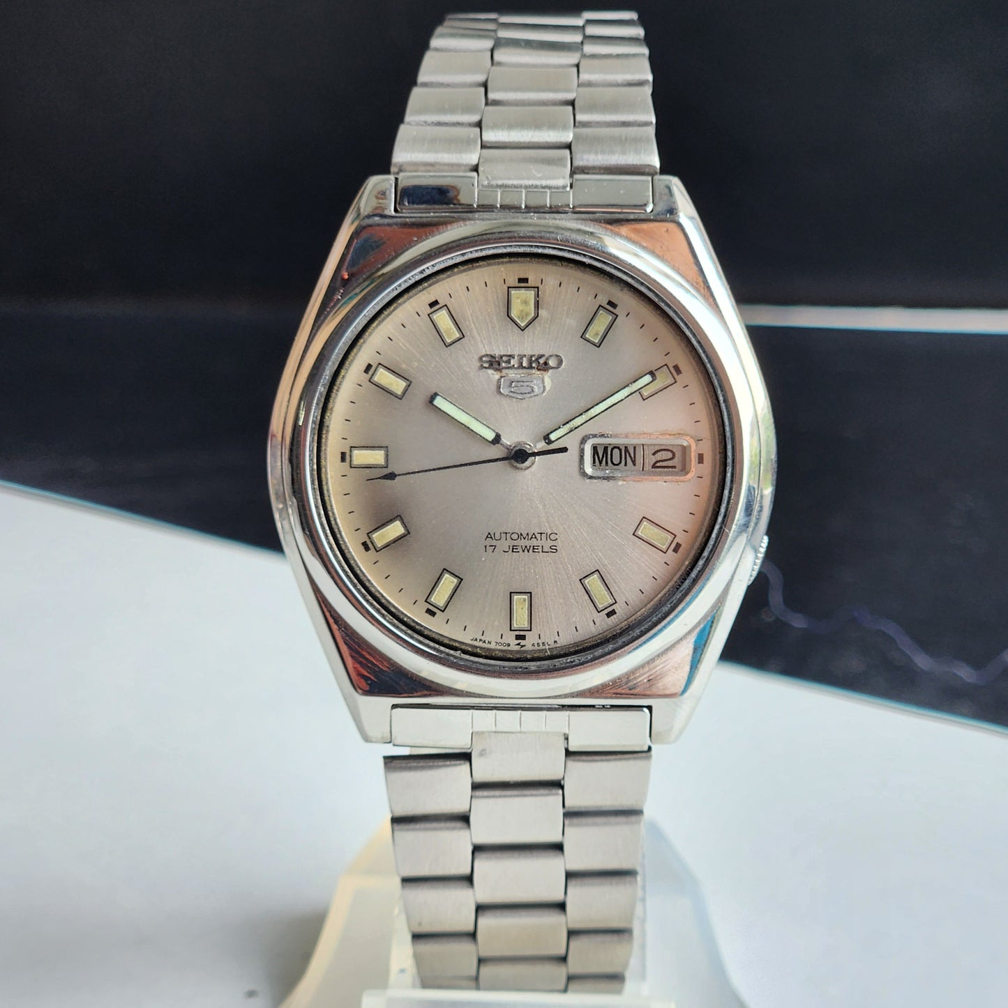 Vintage 1982 Original Seiko 5 Automatic 7009-8740 Silver Face 17 Jewels Day-Date Japanese Men's Wrist Watch EG91