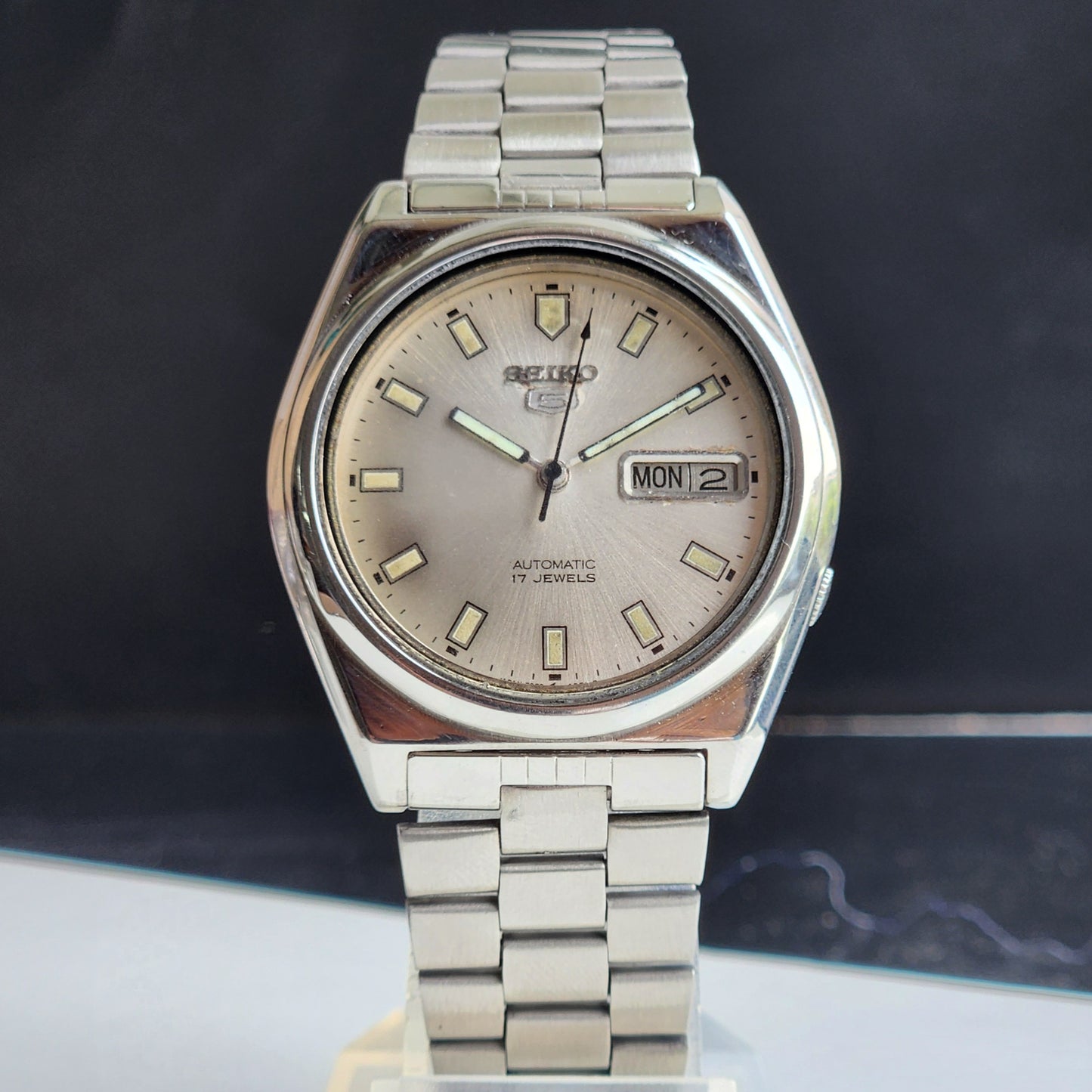 Vintage 1982 Original Seiko 5 Automatic 7009-8740 Silver Face 17 Jewels Day-Date Japanese Men's Wrist Watch EG91