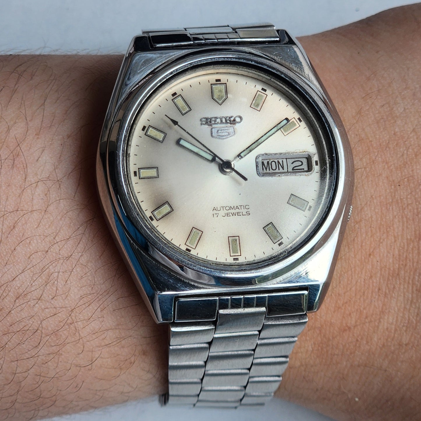 Vintage 1982 Original Seiko 5 Automatic 7009-8740 Silver Face 17 Jewels Day-Date Japanese Men's Wrist Watch EG91