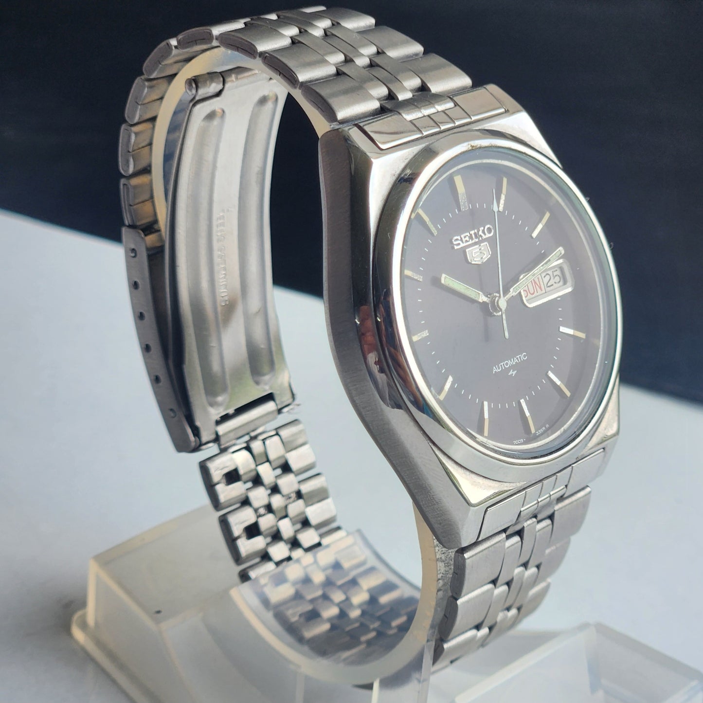 Vintage 1976 Original Seiko 5 Automatic 7009-3040 Black Face 17 Jewels Day-Date Japanese Men's Wrist Watch EG94