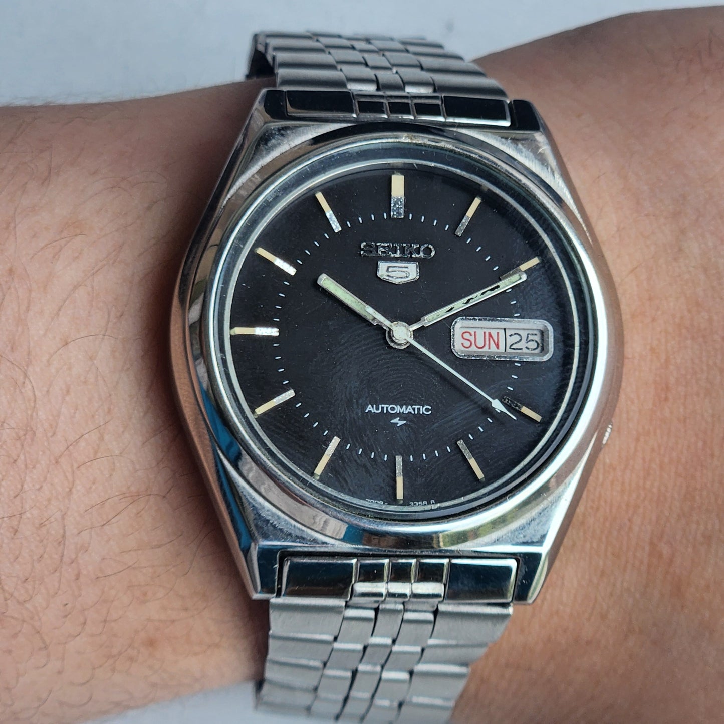 Vintage 1976 Original Seiko 5 Automatic 7009-3040 Black Face 17 Jewels Day-Date Japanese Men's Wrist Watch EG94