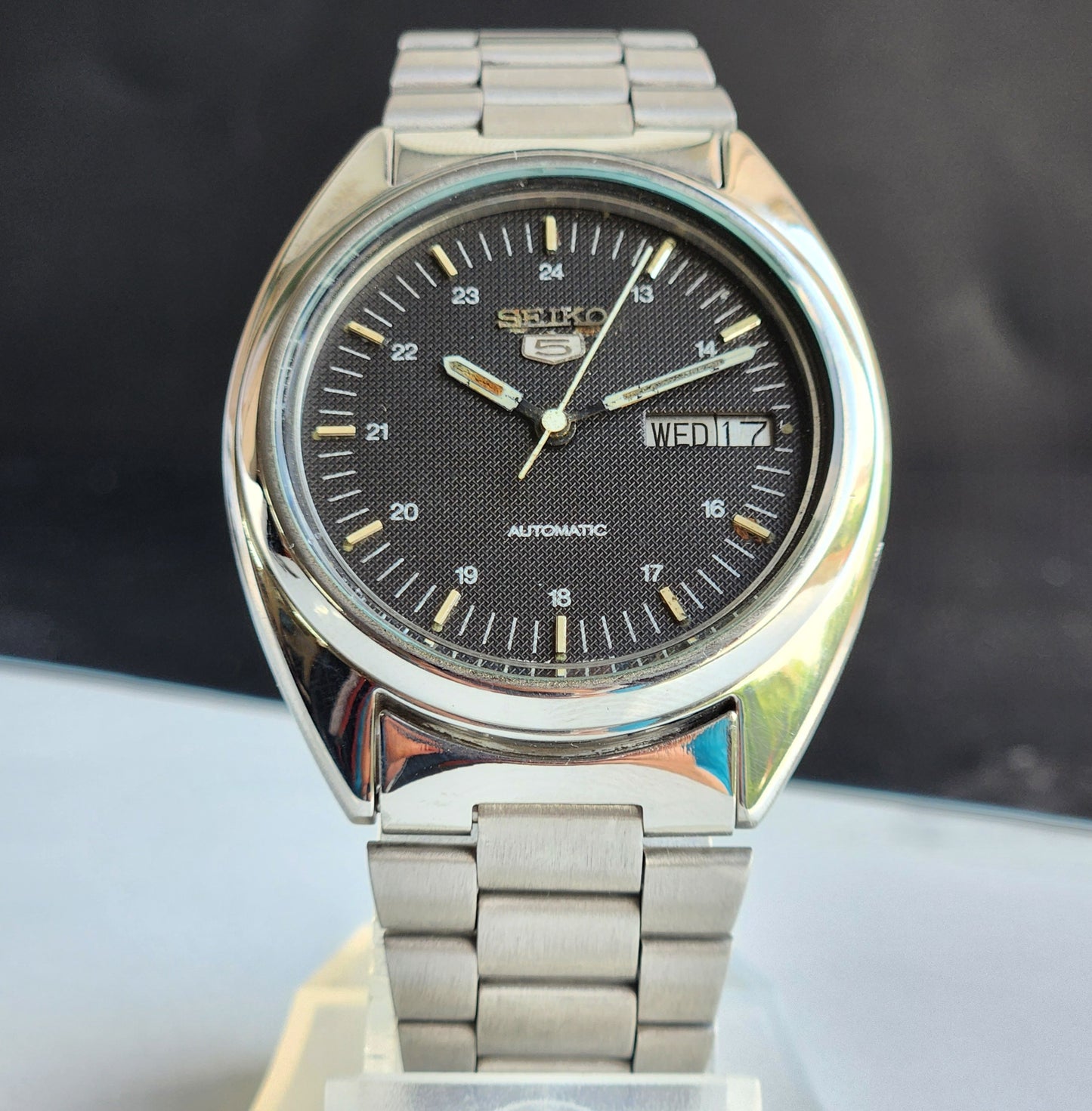 Vintage 1982 Original Seiko 5 Automatic 7009-3040 Black Face 17 Jewels Day-Date Japanese Men's Wrist Watch EG102