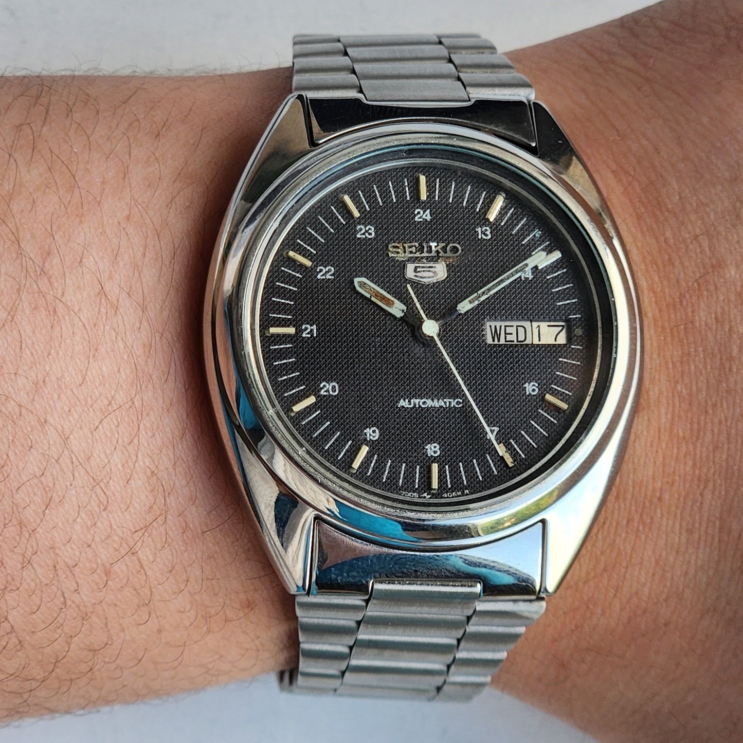 Vintage 1982 Original Seiko 5 Automatic 7009-3040 Black Face 17 Jewels Day-Date Japanese Men's Wrist Watch EG102