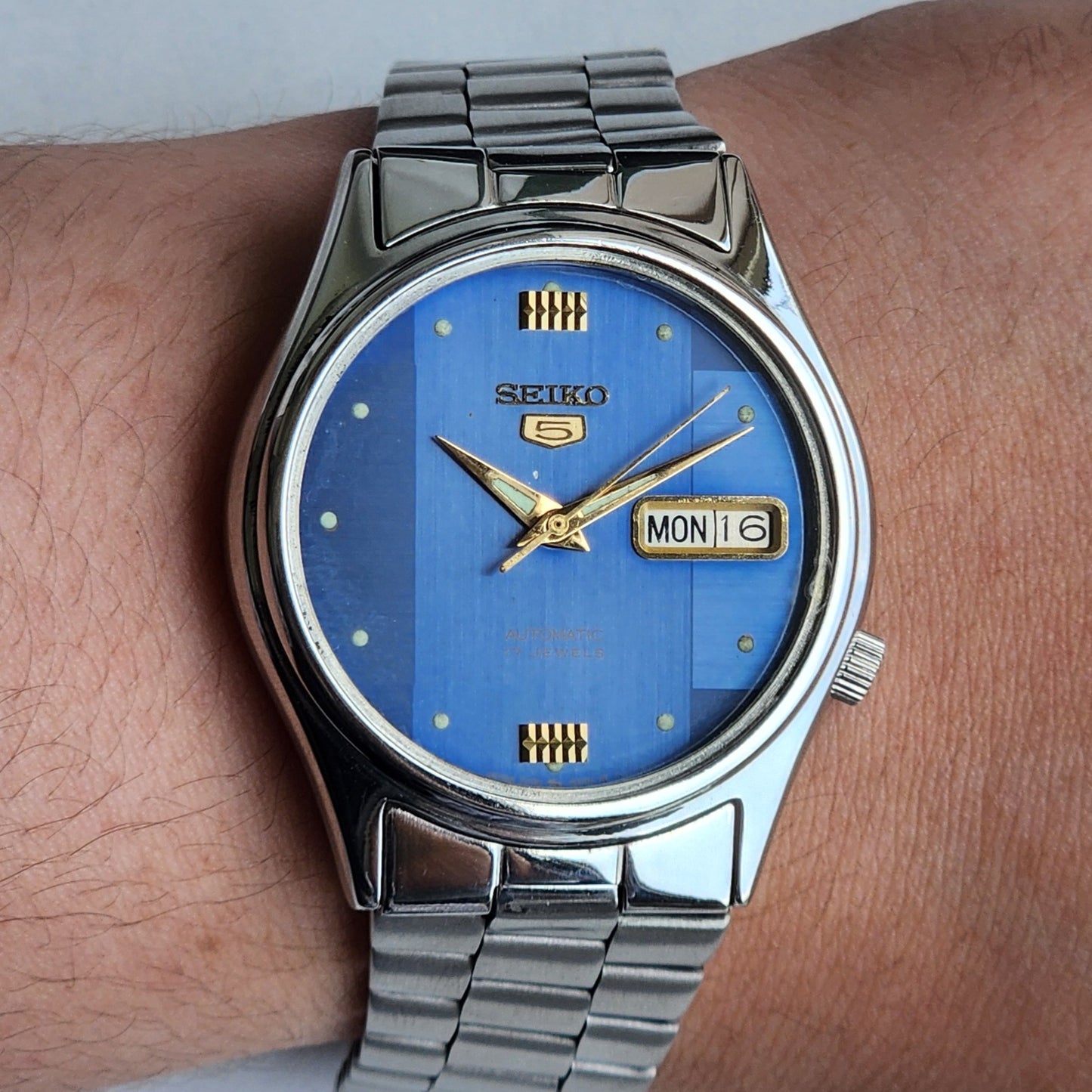 Vintage Original Seiko 5 Automatic 7009 Blue Face 17 Jewels Exhibition Back Day-Date Japanese Men's Wrist Watch EG141