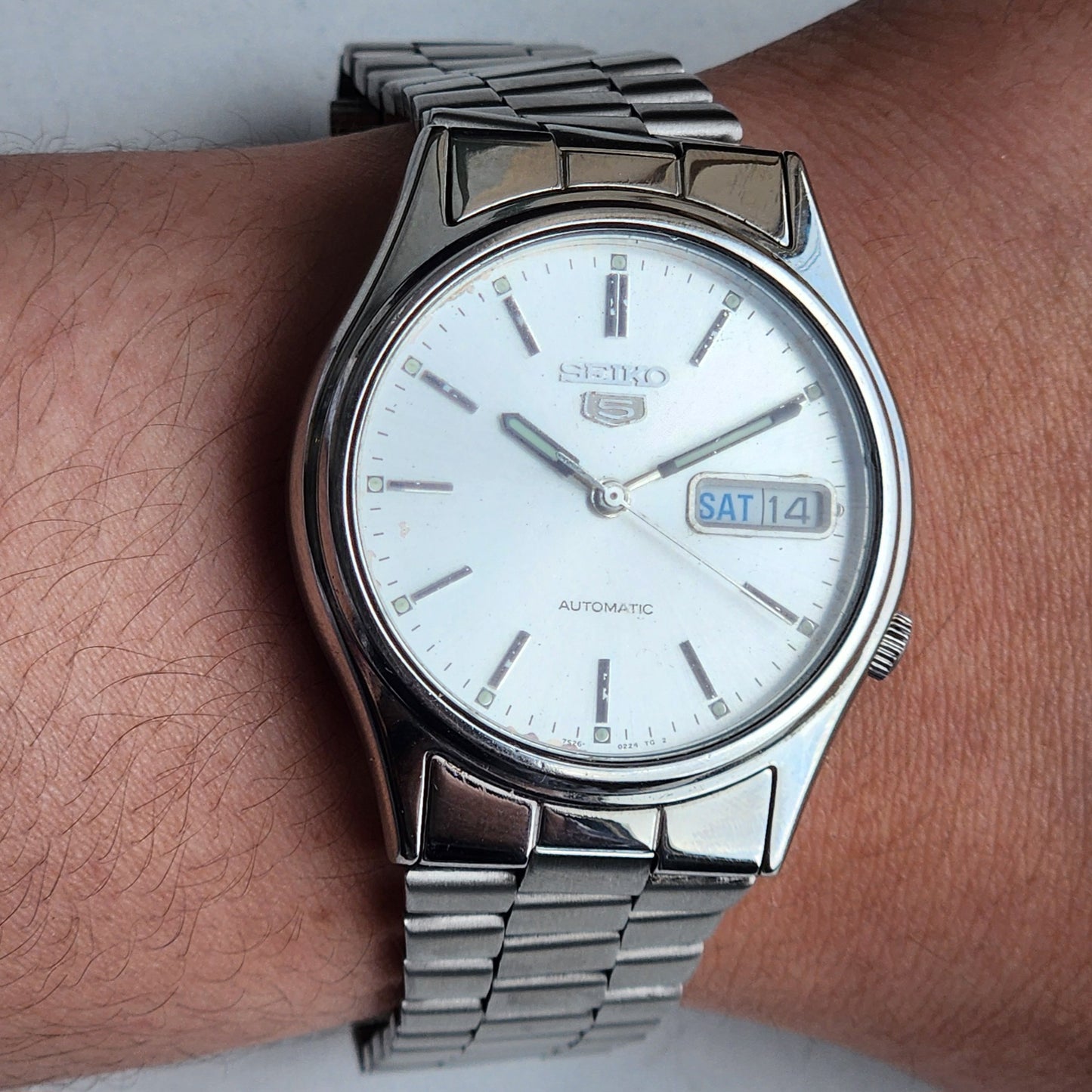 Vintage Original Seiko 5 Automatic 7S26-0490 White Face 21 Jewels Exhibition Back Day-Date Japanese Men's Wrist Watch EG141