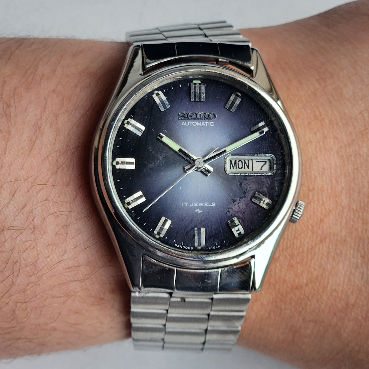 Vintage 1984 Original Seiko 5 Automatic 7009-3200 Blue Face 17 Jewels Day-Date Japanese Men's Wrist Watch EG114