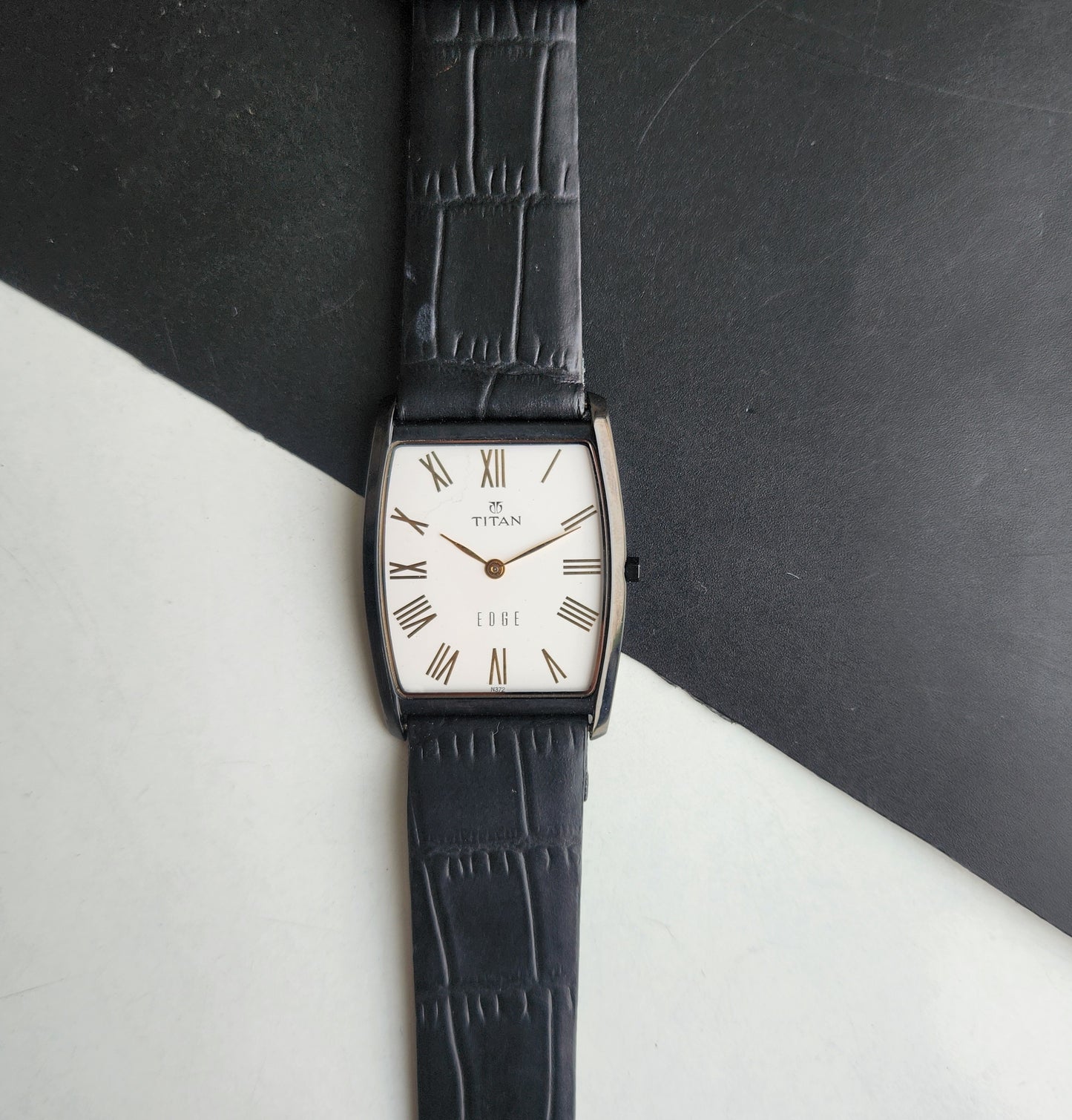 Original TITAN EDGE 1044YCE31 Barrel White Face 34MM Case Men's Watch G84