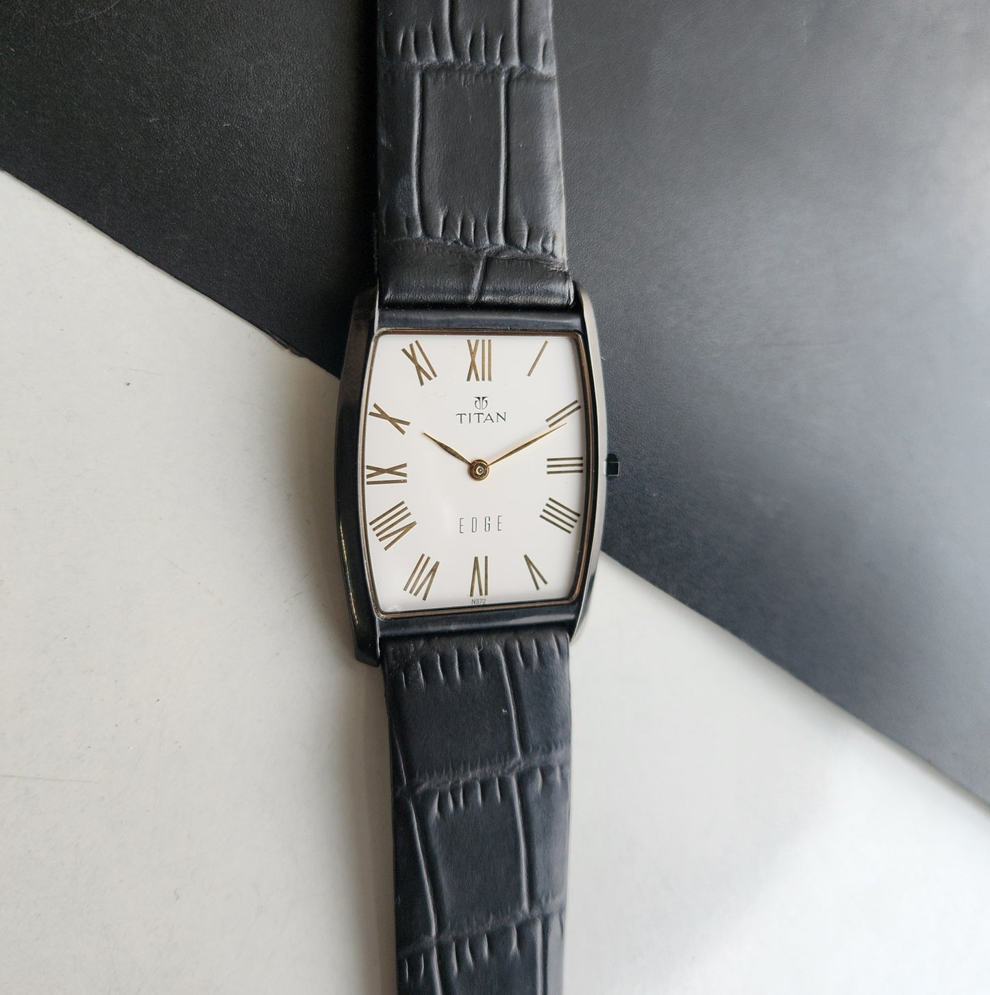 Original TITAN EDGE 1044YCE31 Barrel White Face 34MM Case Men's Watch G84