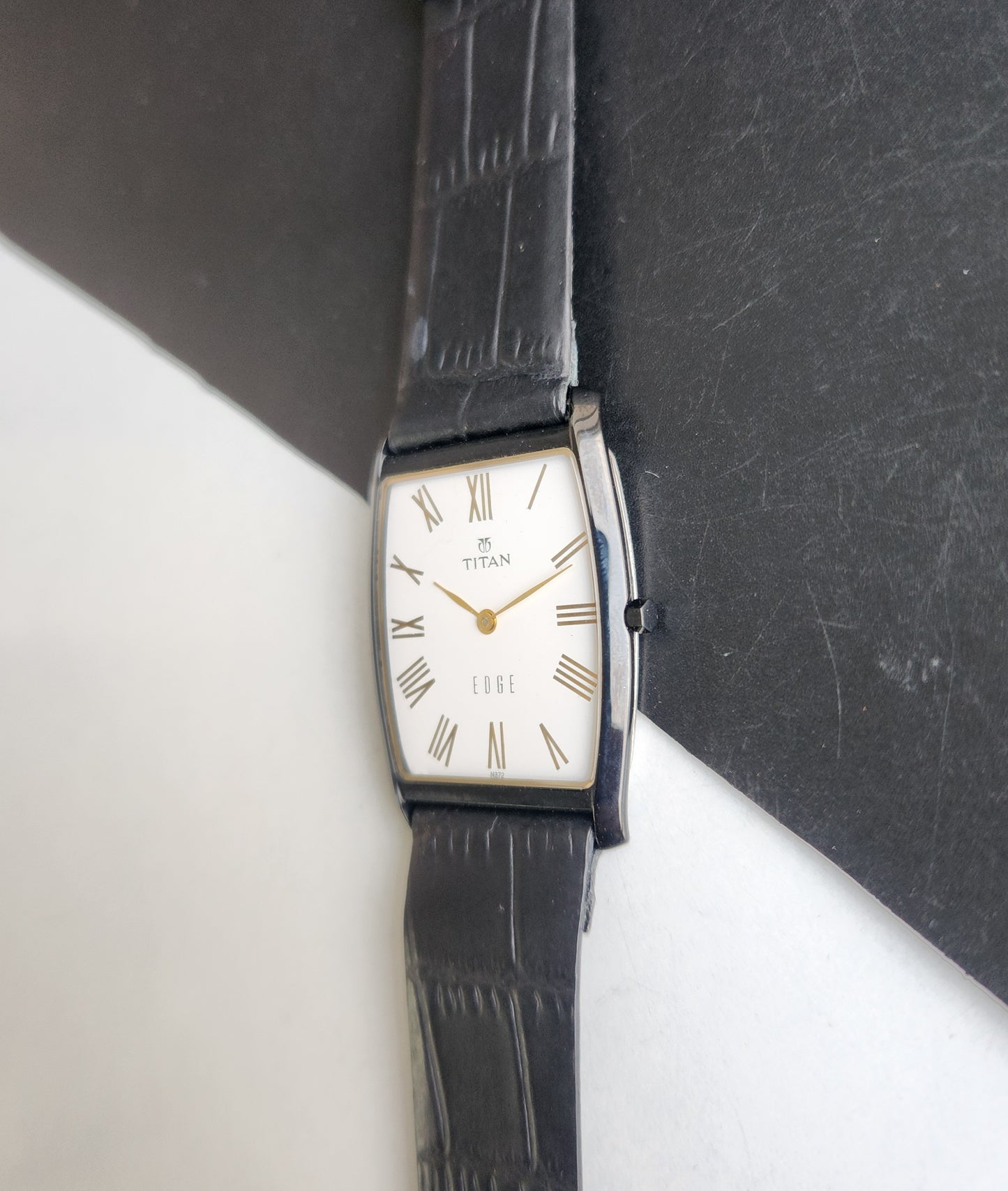 Original TITAN EDGE 1044YCE31 Barrel White Face 34MM Case Men's Watch G84