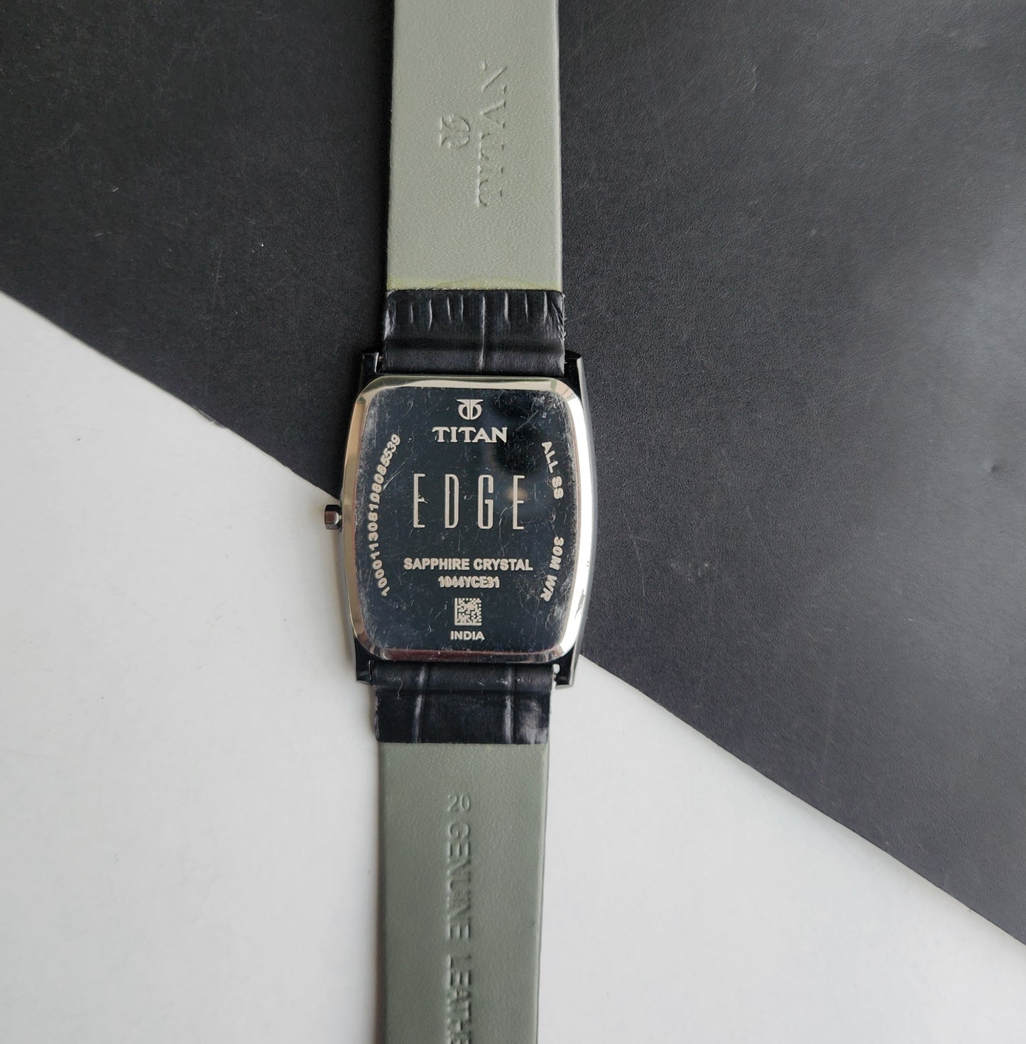 Original TITAN EDGE 1044YCE31 Barrel White Face 34MM Case Men's Watch G84