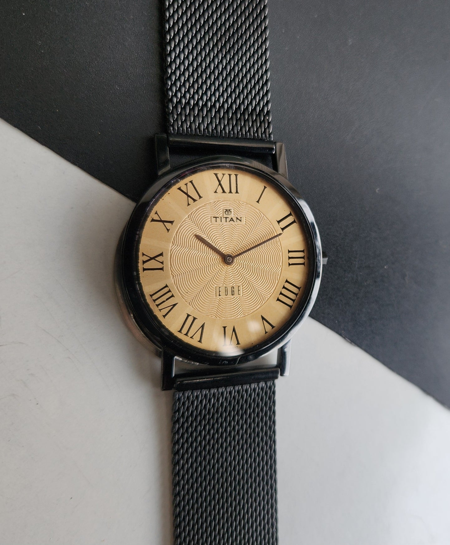 Original TITAN EDGE 1595WAA34 Round Golden Face 37MM Case Men's Watch G86