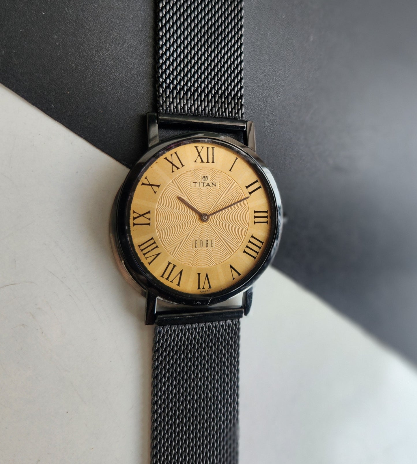 Original TITAN EDGE 1595WAA34 Round Golden Face 37MM Case Men's Watch G86