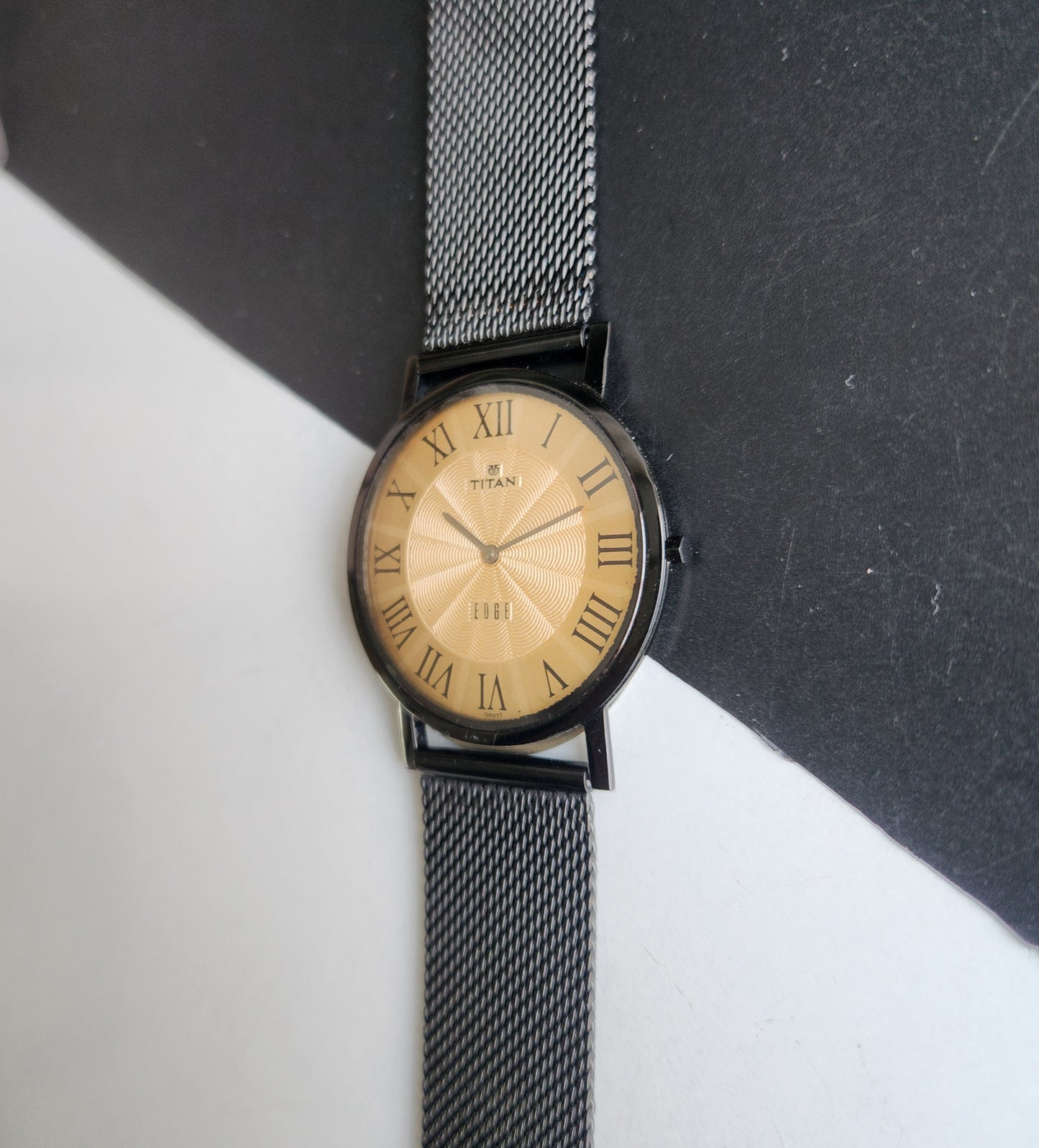 Original TITAN EDGE 1595WAA34 Round Golden Face 37MM Case Men's Watch G86