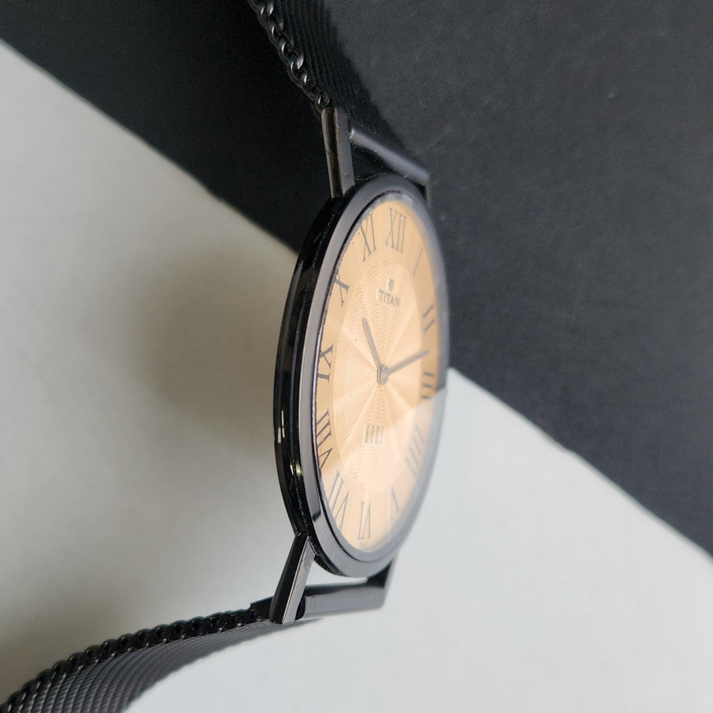 Original TITAN EDGE 1595WAA34 Round Golden Face 37MM Case Men's Watch G86
