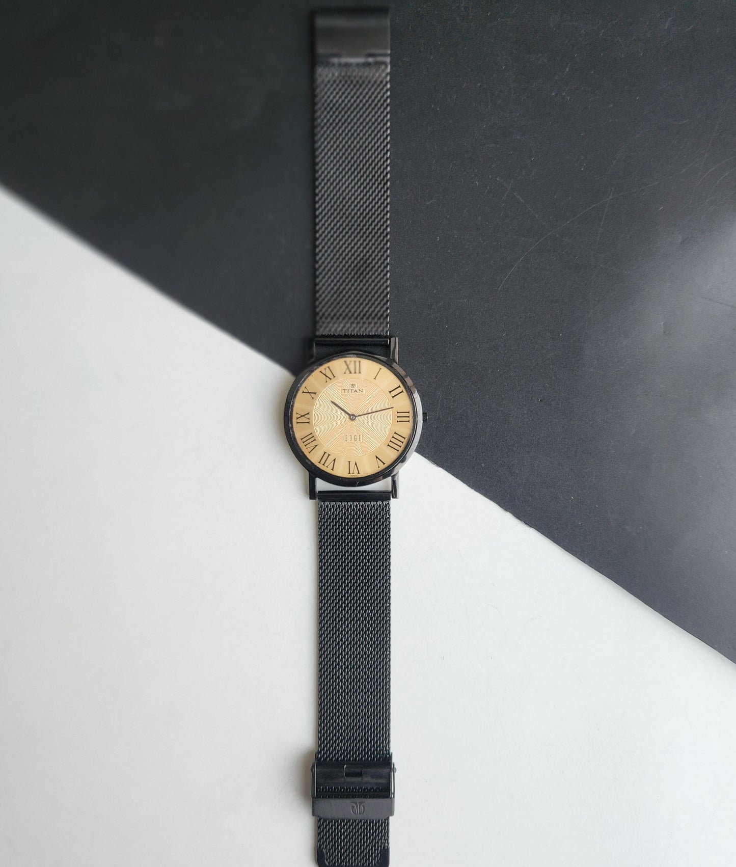 Original TITAN EDGE 1595WAA34 Round Golden Face 37MM Case Men's Watch G86