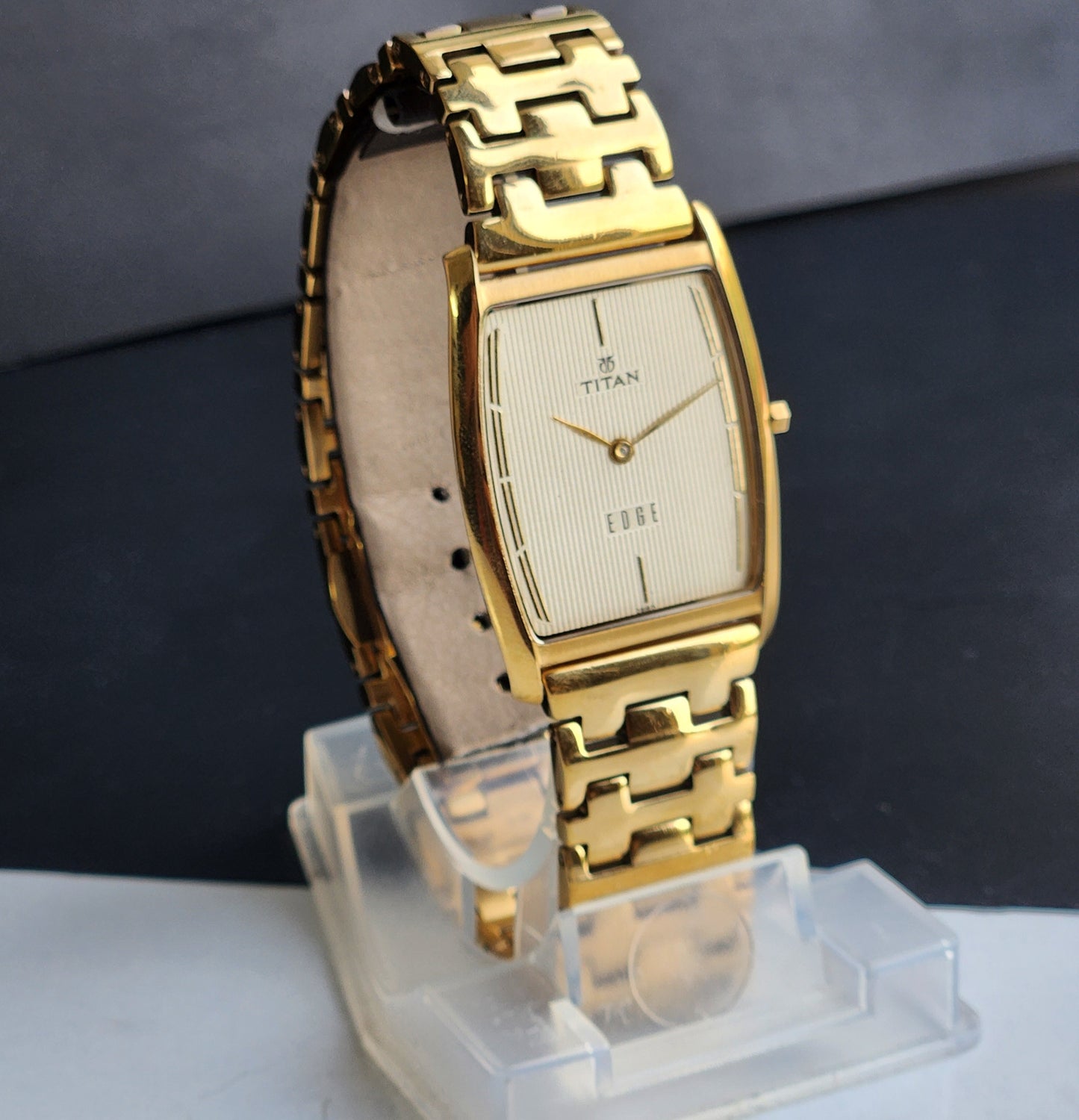Original TITAN EDGE 1044YCE31 Barrel Golden Face 29MM Case Men's Watch G87