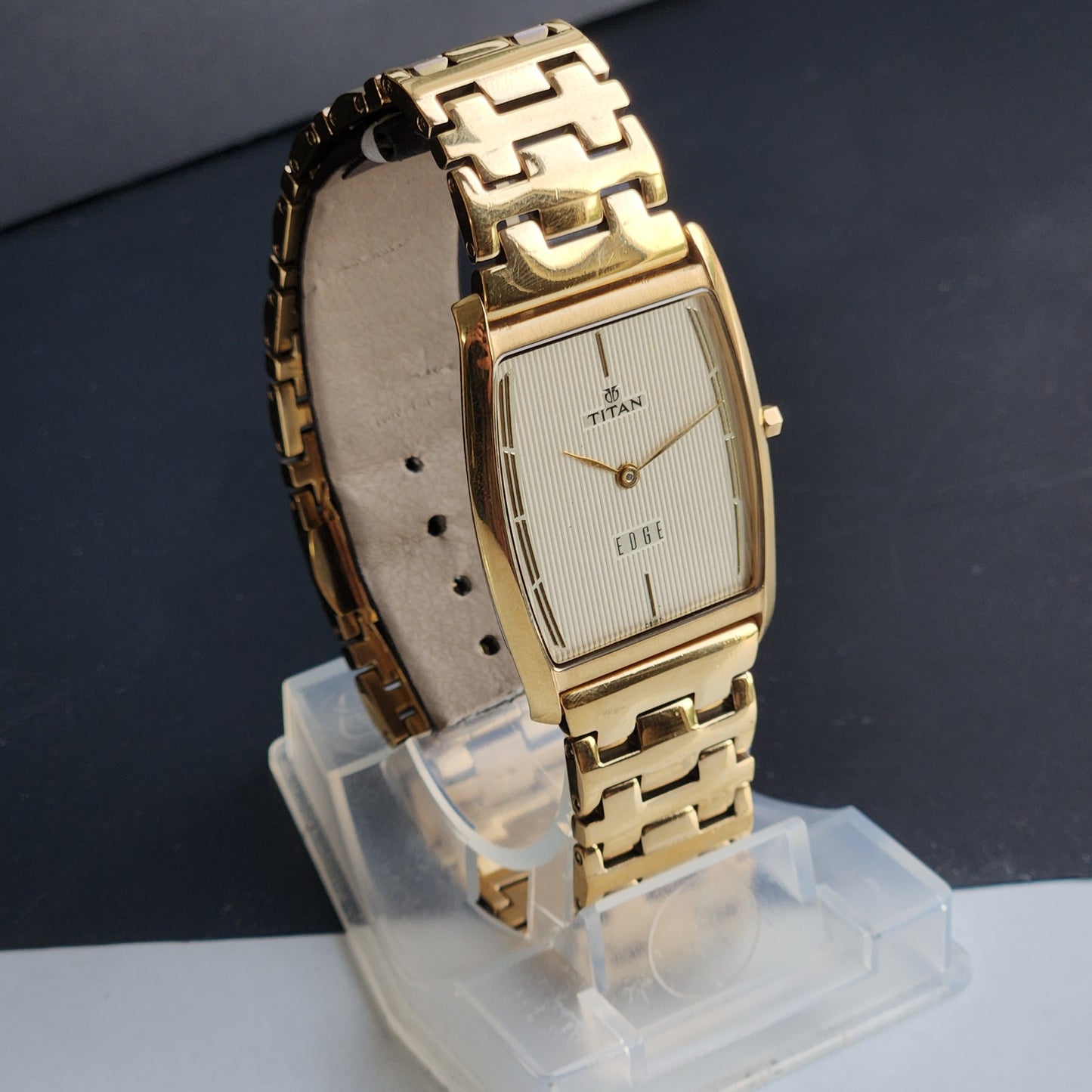 Original TITAN EDGE 1044YCE31 Barrel Golden Face 29MM Case Men's Watch G87