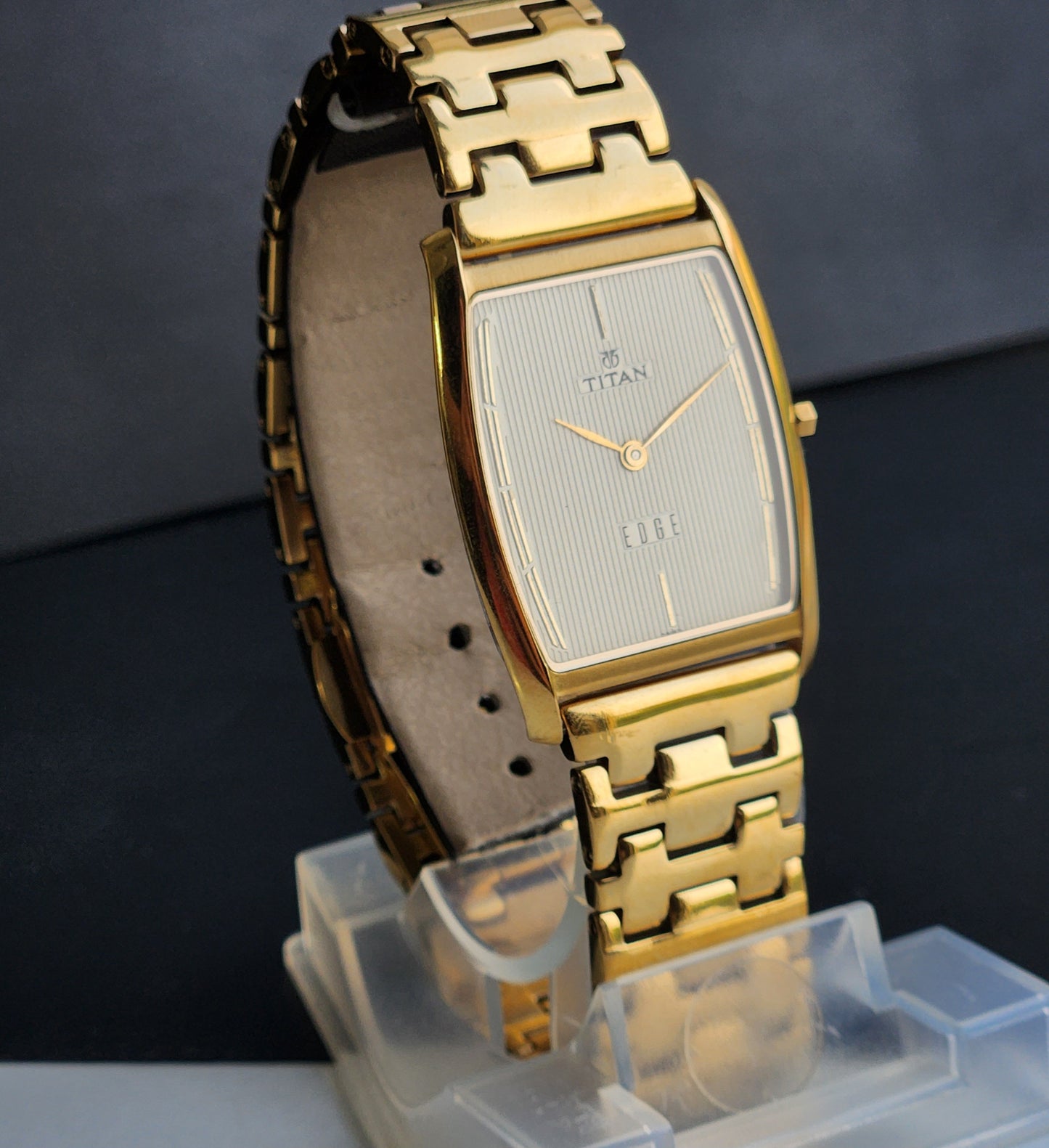Original TITAN EDGE 1044YCE31 Barrel Golden Face 29MM Case Men's Watch G87