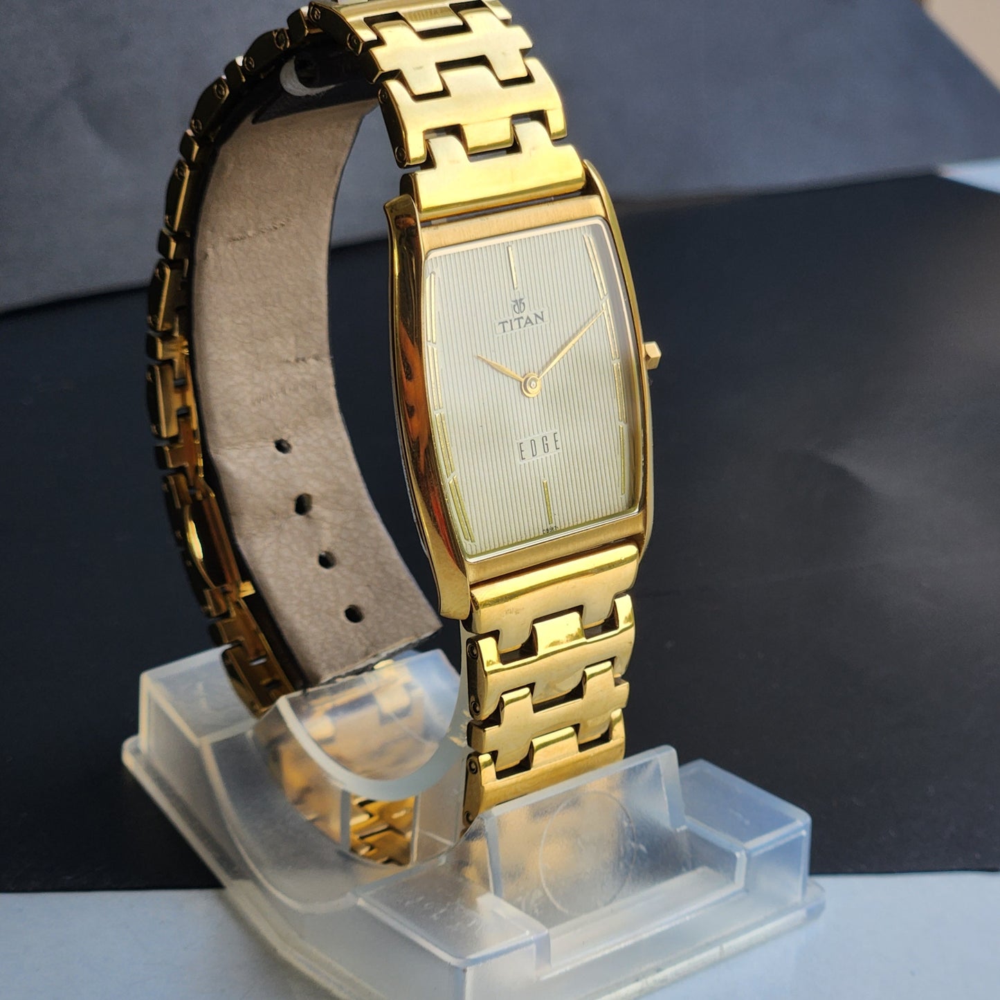 Original TITAN EDGE 1044YCE31 Barrel Golden Face 29MM Case Men's Watch G87