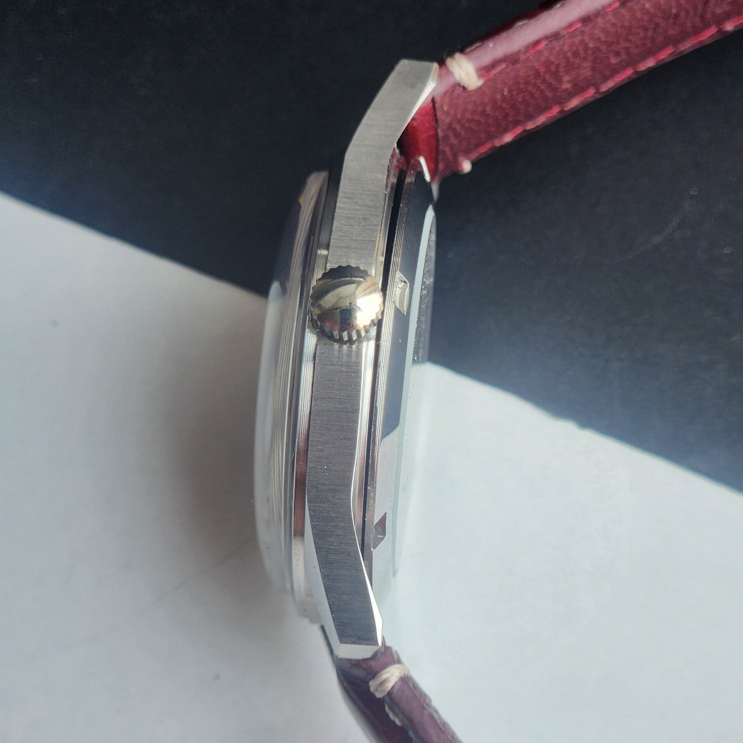 Vintage HMT Janata Devanagari Hand Winding 17 Jewels Red Face 35MM Silver Case Red Leather Strap Men's Wrist Watch G63