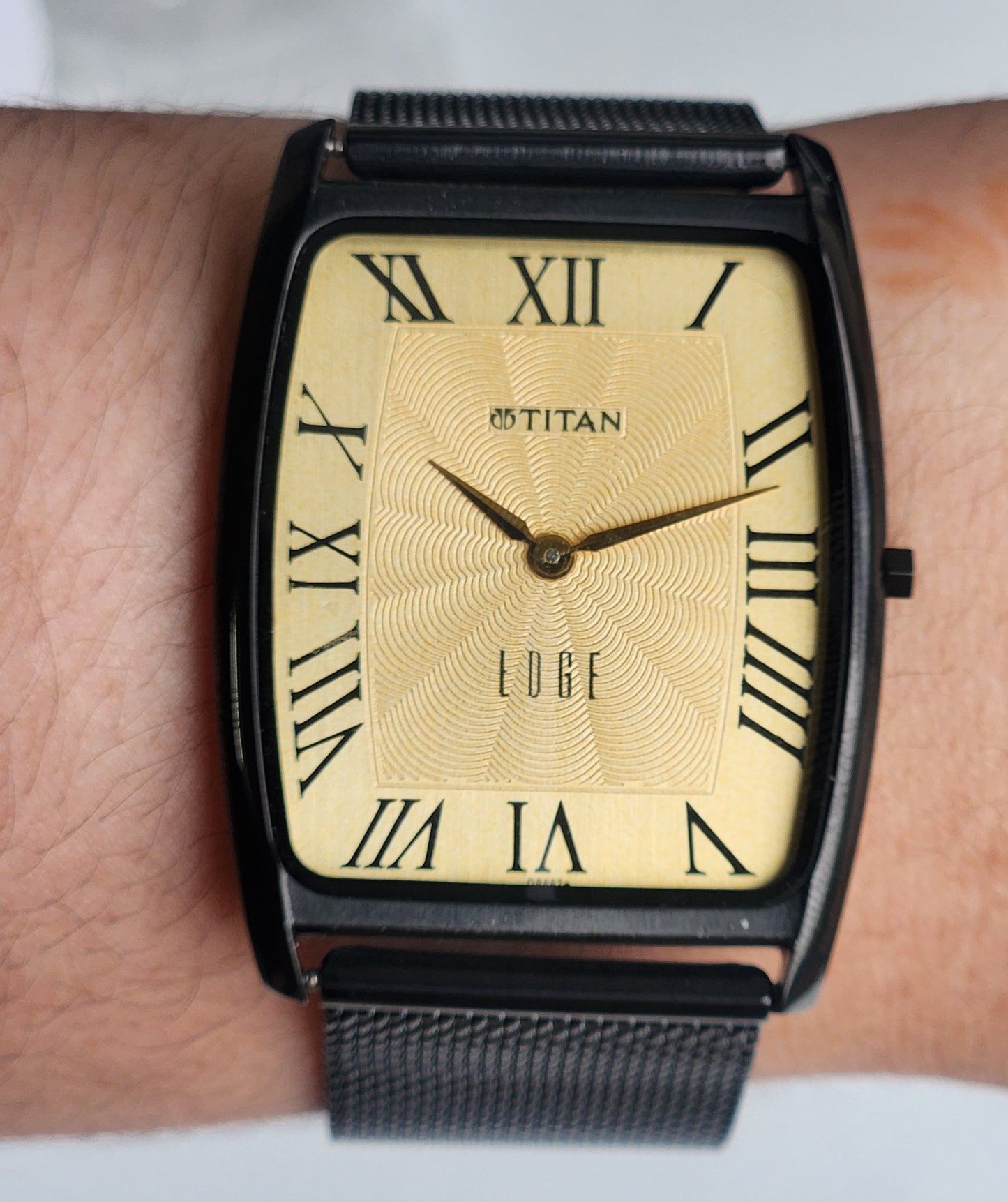 Original TITAN EDGE 1596NCA31 Barrel Golden Face 33MM Case Men's Watch G90