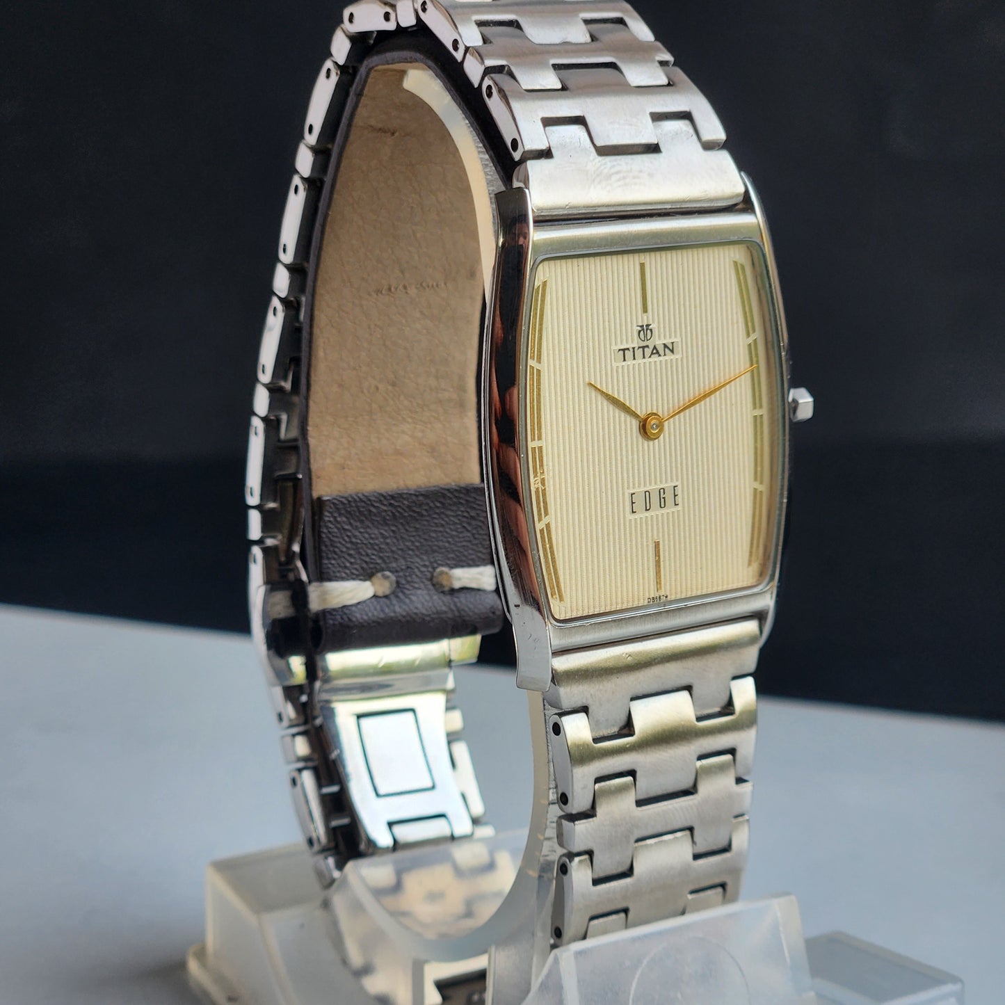 Original TITAN EDGE 1044YCE31 Barrel Off White Face 30MM Case Men's Watch H01