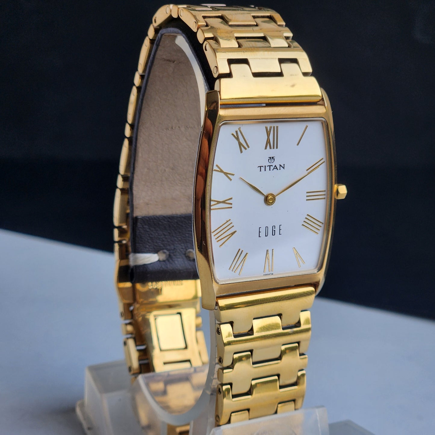 Original TITAN EDGE 1044YCE31 Barrel White Face 30MM Case Men's Watch H03