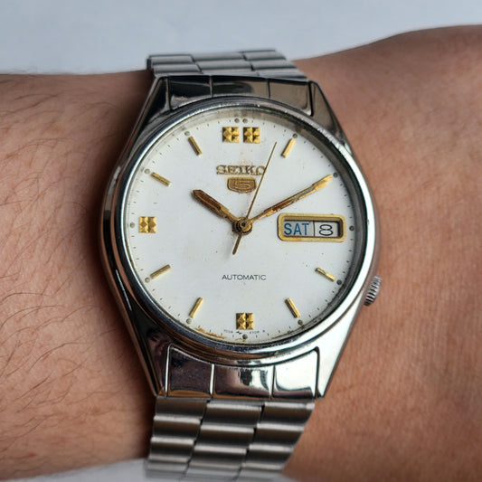 Vintage 1995 Original Seiko 5 Automatic 7009-8920 White Face 17 Jewels Day-Date Japanese Men's Wrist Watch ET49