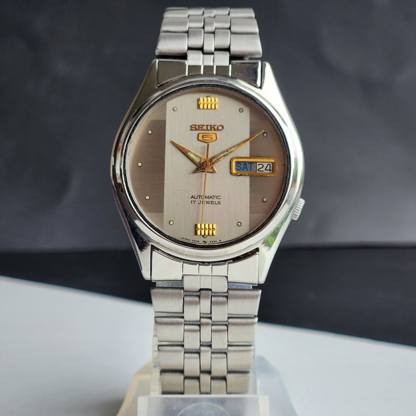 Vintage 1979 Original Seiko 5 Automatic 7009-876J Grey Face 17 Jewels Day-Date Japanese Men's Wrist Watch ET51