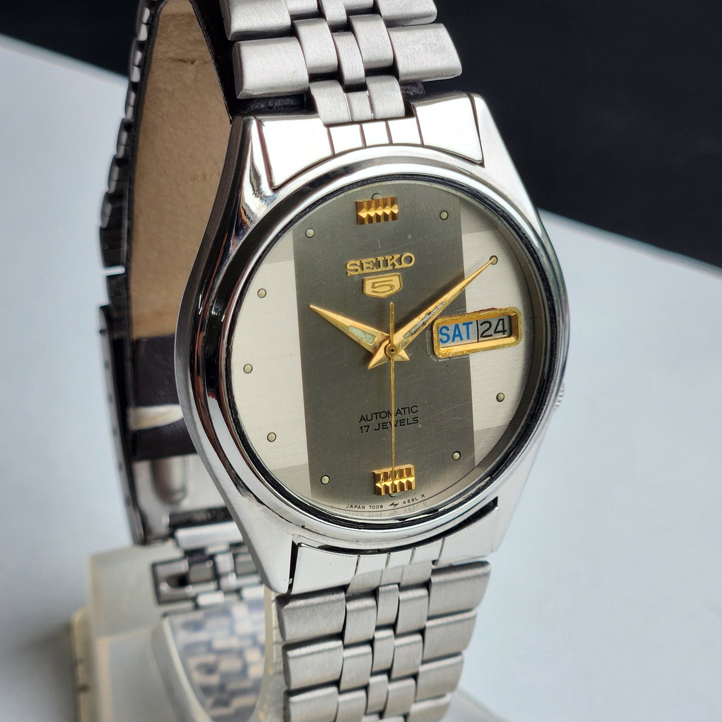 Vintage 1979 Original Seiko 5 Automatic 7009-876J Grey Face 17 Jewels Day-Date Japanese Men's Wrist Watch ET51