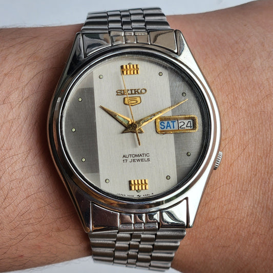 Vintage 1979 Original Seiko 5 Automatic 7009-876J Grey Face 17 Jewels Day-Date Japanese Men's Wrist Watch ET51