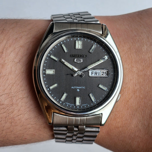 Vintage 1982 Original Seiko 5 Automatic 6309-8840 Black Face 17 Jewels Day-Date Japanese Men's Wrist Watch ET53