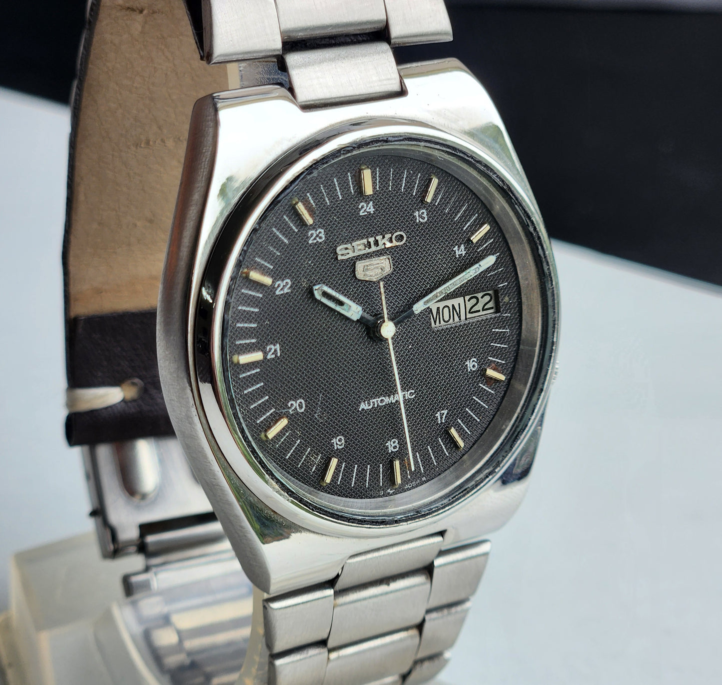 Vintage 1983 Original Seiko 5 Automatic 7009-3131 Black Face 17 Jewels Day-Date Japanese Men's Wrist Watch ET56