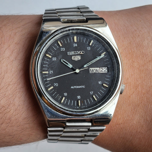 Vintage 1983 Original Seiko 5 Automatic 7009-3131 Black Face 17 Jewels Day-Date Japanese Men's Wrist Watch ET56