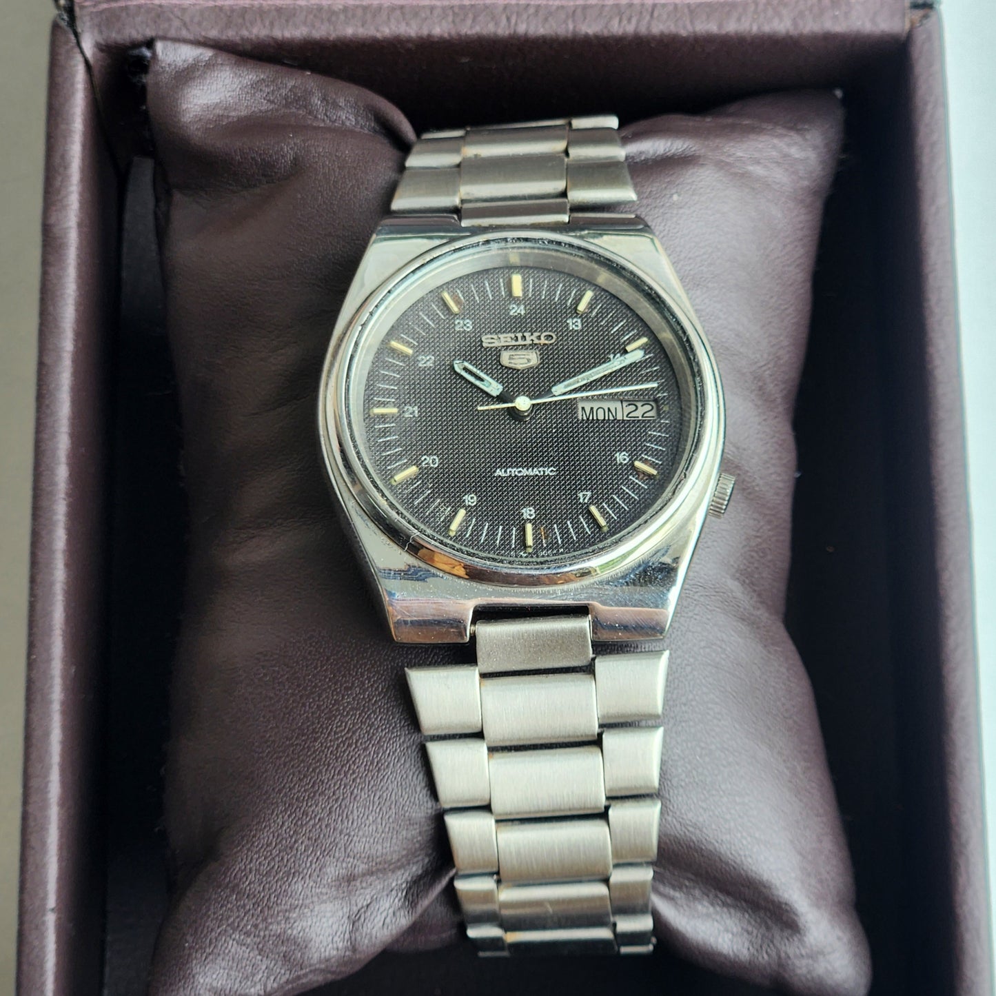 Vintage 1983 Original Seiko 5 Automatic 7009-3131 Black Face 17 Jewels Day-Date Japanese Men's Wrist Watch ET56