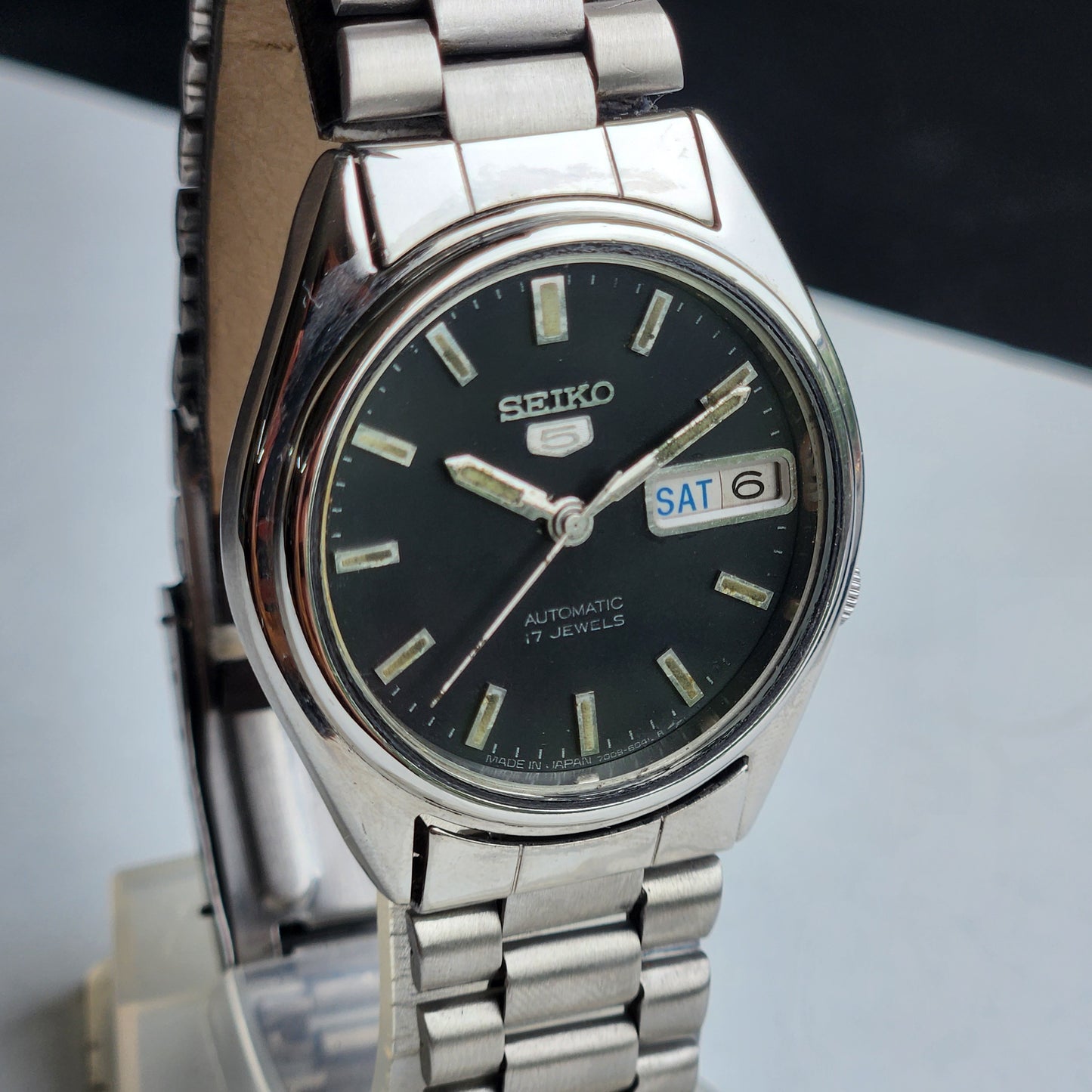 Vintage 1980 Original Seiko 5 Automatic 7009-6001 Black Face 17 Jewels Day-Date Japanese Men's Wrist Watch ET60