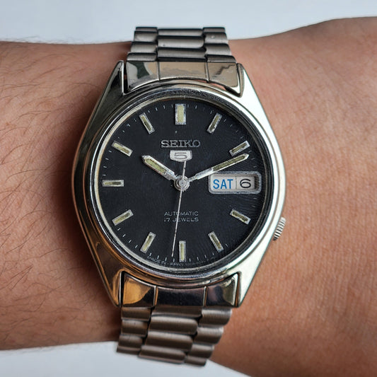 Vintage 1980 Original Seiko 5 Automatic 7009-6001 Black Face 17 Jewels Day-Date Japanese Men's Wrist Watch ET60