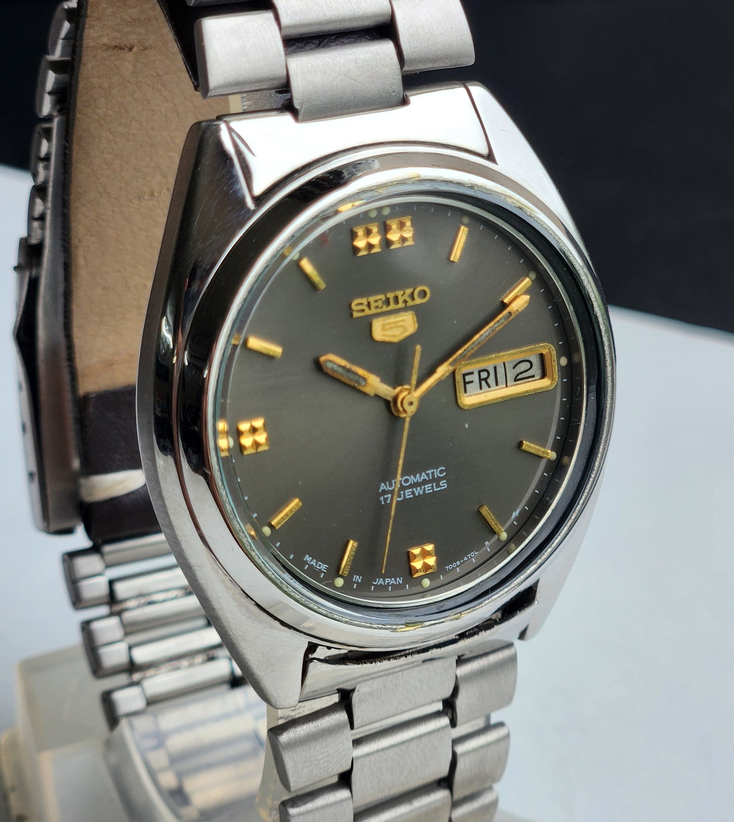 Vintage 1983 Original Seiko 5 Automatic 7009-3041 Grey Face 17 Jewels Day-Date Japanese Men's Wrist Watch ET62